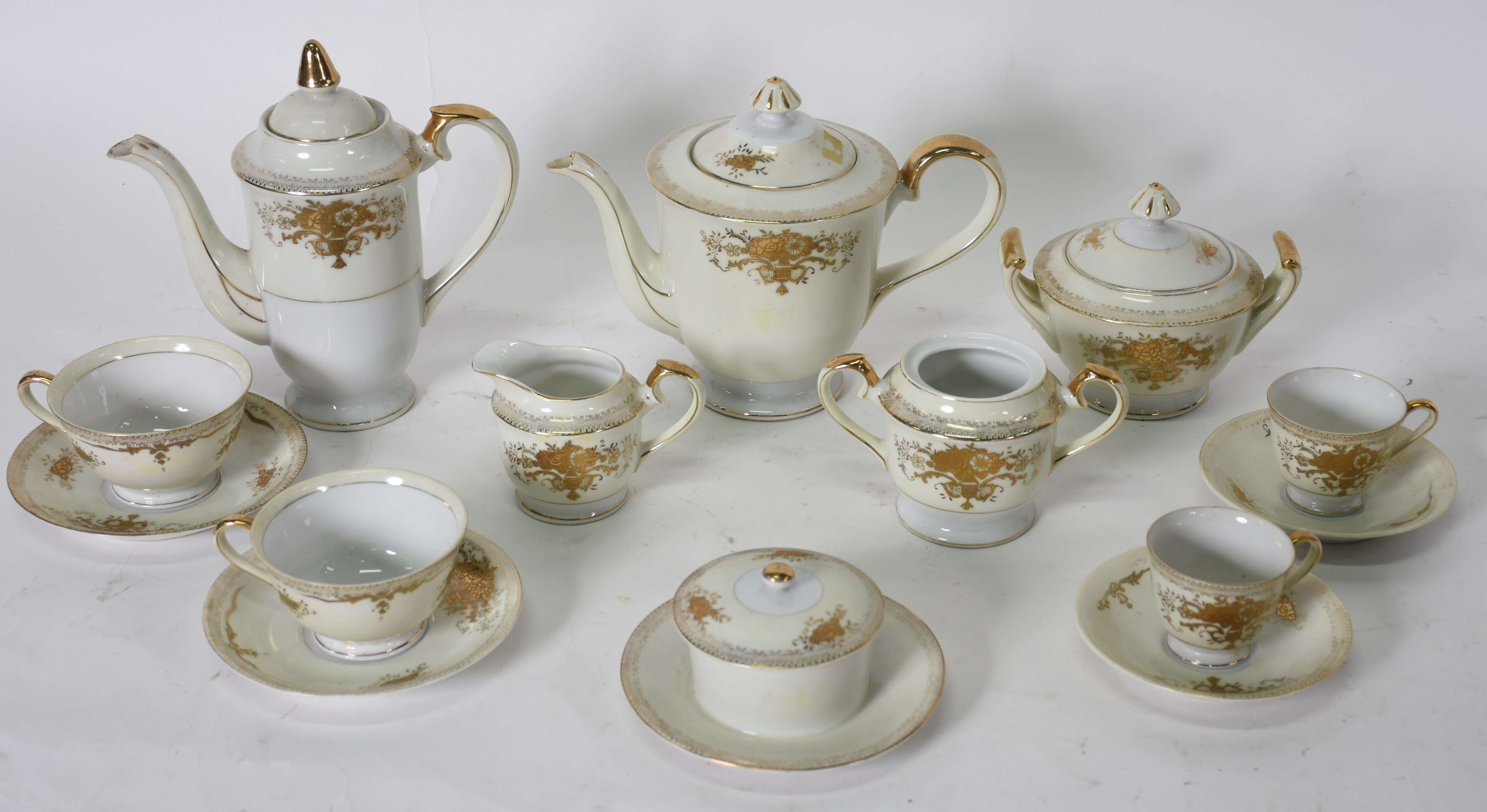 Dois pequenos conjuntos de porcelana para chá e café, sendo um... - foto 1 de 6