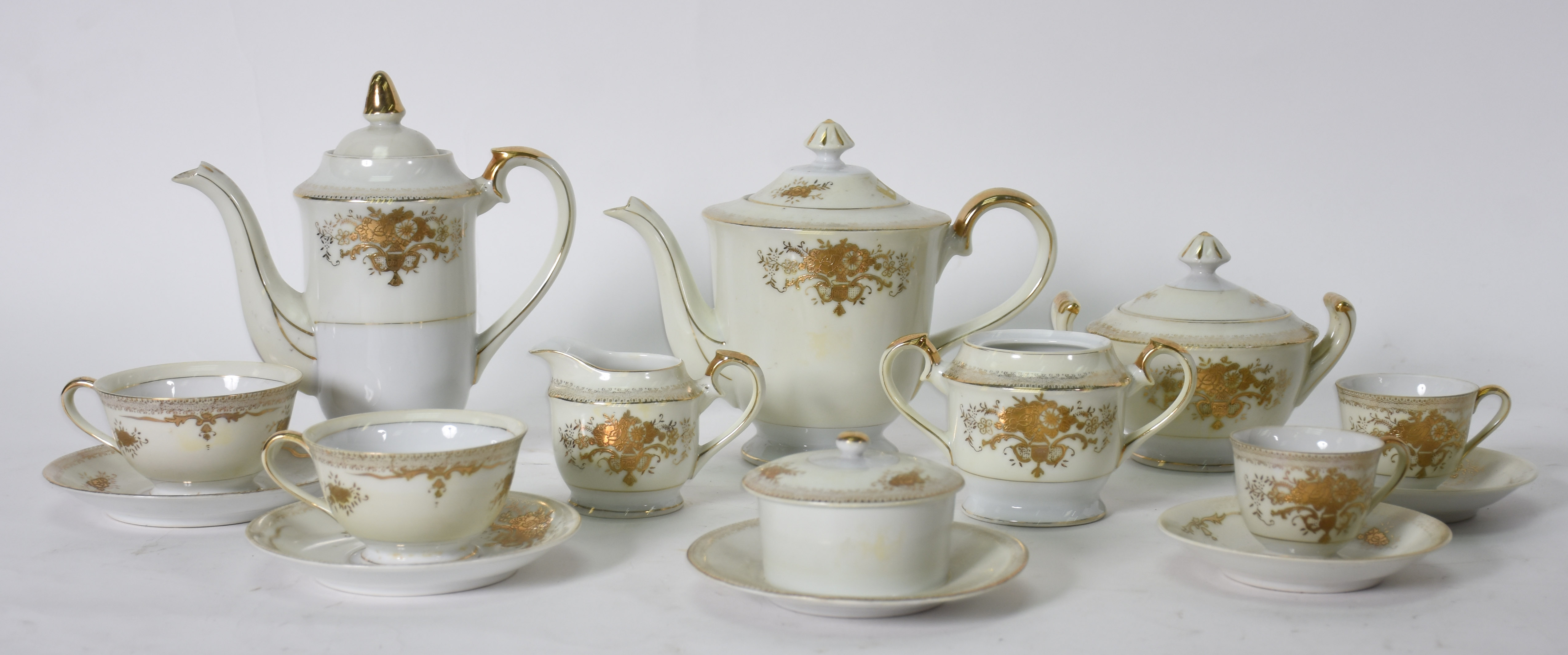 Dois pequenos conjuntos de porcelana para chá e café, sendo um... - foto 2 de 6