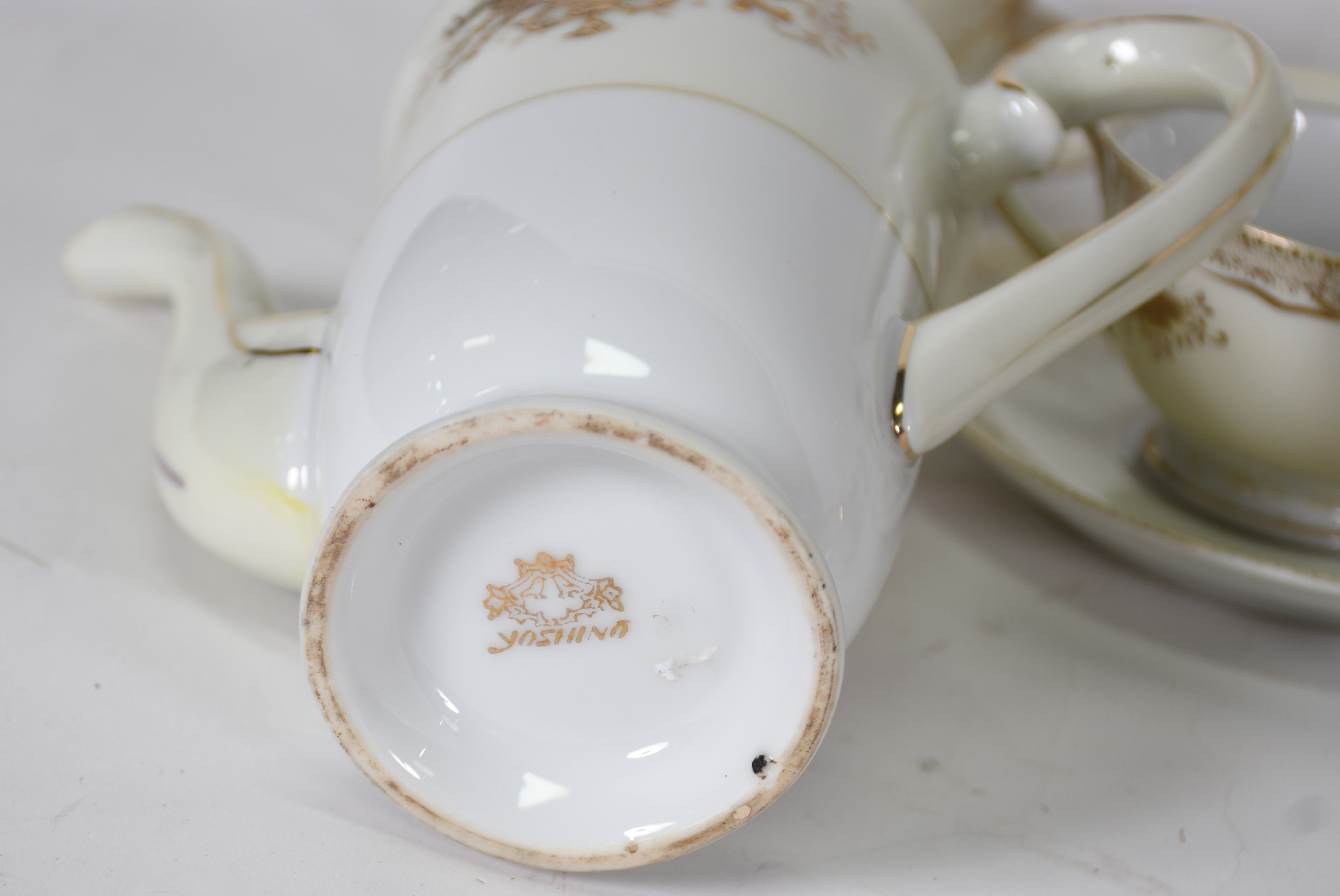 Dois pequenos conjuntos de porcelana para chá e café, sendo um... - foto 3 de 6