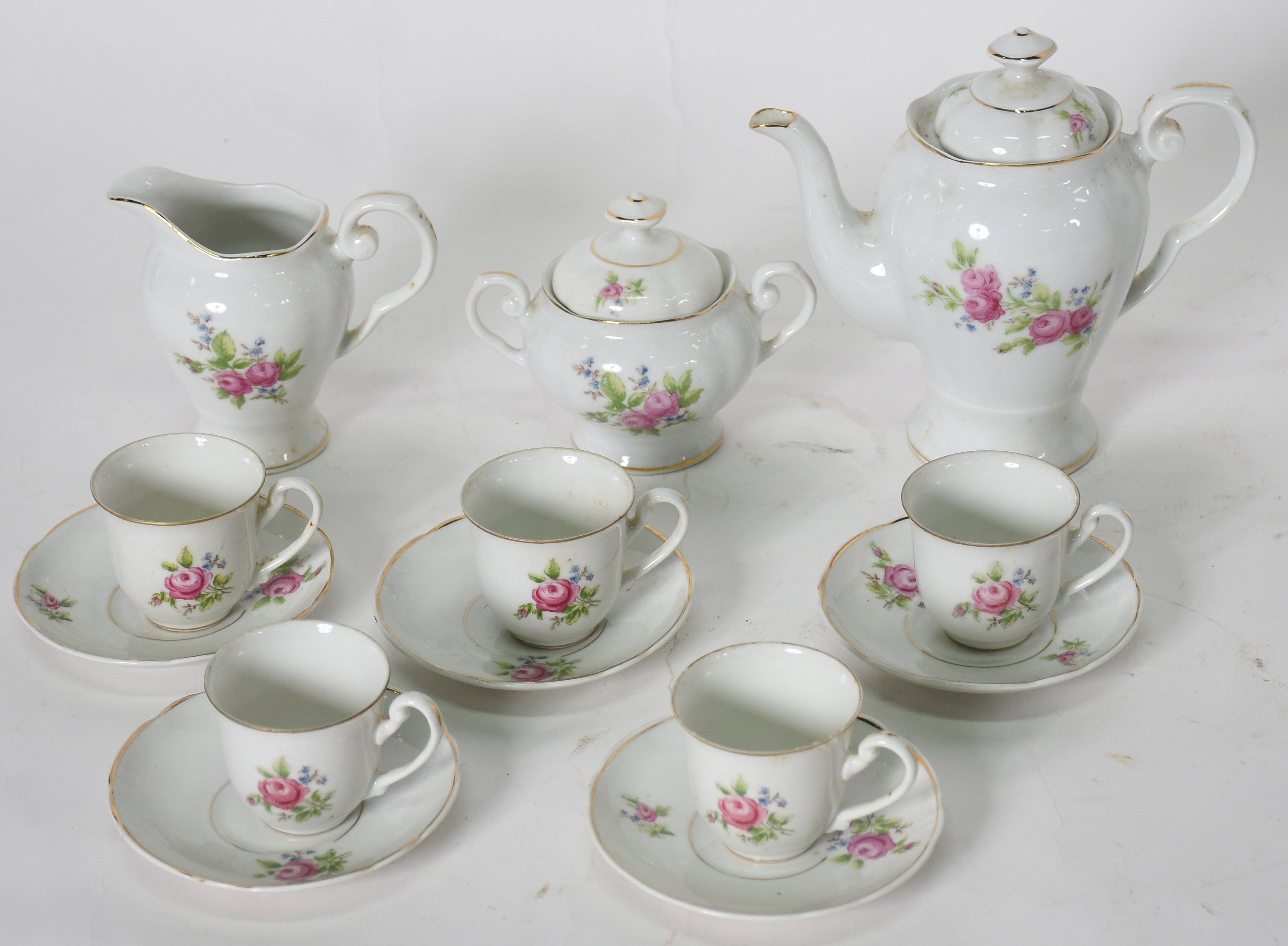 Dois pequenos conjuntos de porcelana para chá e café, sendo um... - foto 4 de 6
