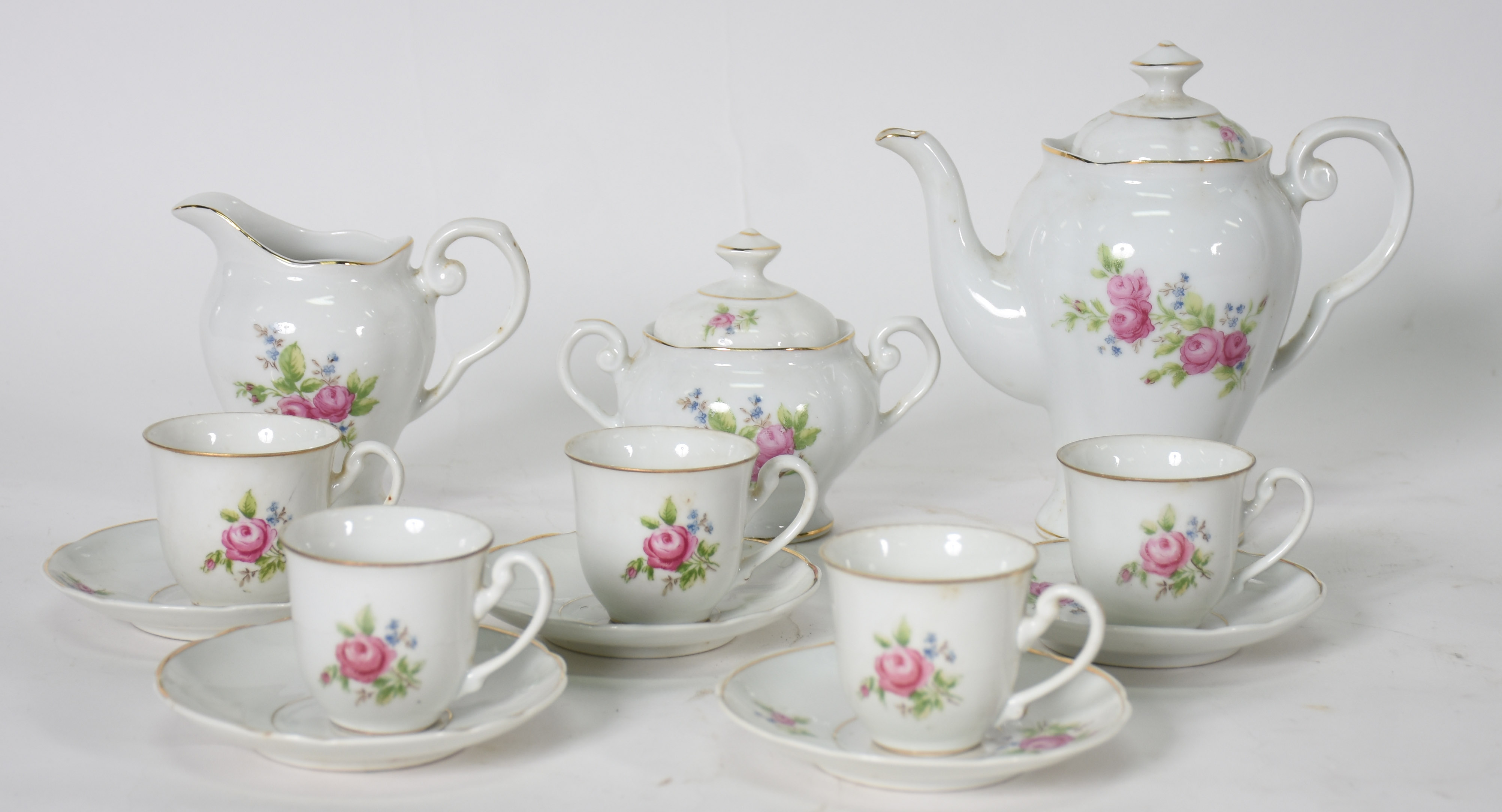 Dois pequenos conjuntos de porcelana para chá e café, sendo um... - foto 5 de 6