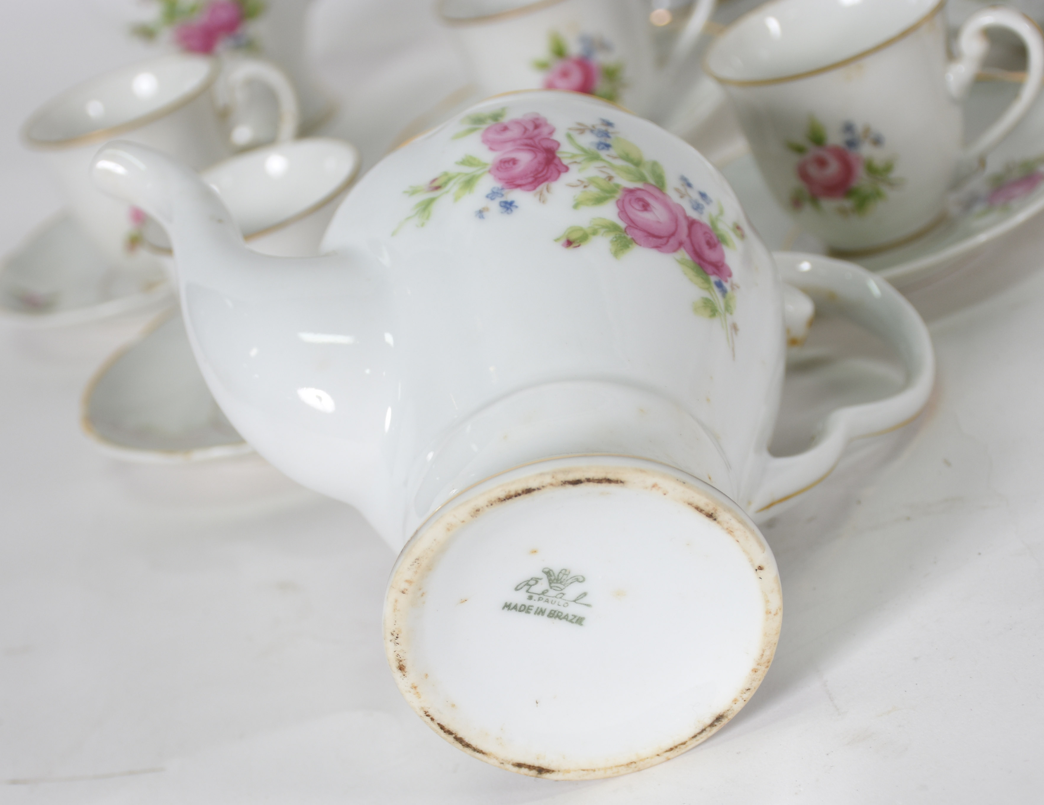 Dois pequenos conjuntos de porcelana para chá e café, sendo um... - foto 6 de 6