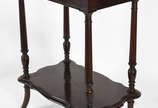 Mesa costureira de madeira nobre , tampo articu... - Mesa costureira de madeira nobre , tampo articulado com espelho interno , pernas cilíndricas torneadas ligadas por platô inferior.