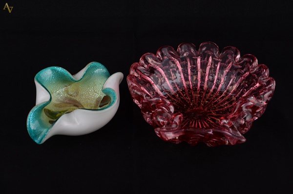 Duas peças sendo bowl (medidas 12 x 16 cm) e grande concha de Vieira...