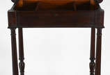 Mesa costureira de madeira nobre , tampo articu... - Mesa costureira de madeira nobre , tampo articulado com espelho interno , pernas cilíndricas torneadas ligadas por platô inferior.