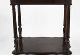 Mesa costureira de madeira nobre , tampo articu... - Mesa costureira de madeira nobre , tampo articulado com espelho interno , pernas cilíndricas torneadas ligadas por platô inferior.