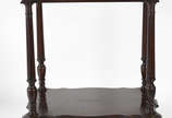 Mesa costureira de madeira nobre , tampo articu... - Mesa costureira de madeira nobre , tampo articulado com espelho interno , pernas cilíndricas torneadas ligadas por platô inferior.