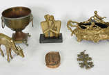 Seis peças diversas de metal dourado, sendo: Ce... - Seis peças diversas de metal dourado, sendo: Centro de mesa com alças e anjos em relevo, interior de plástico preto;  Escultura de bronze repres...