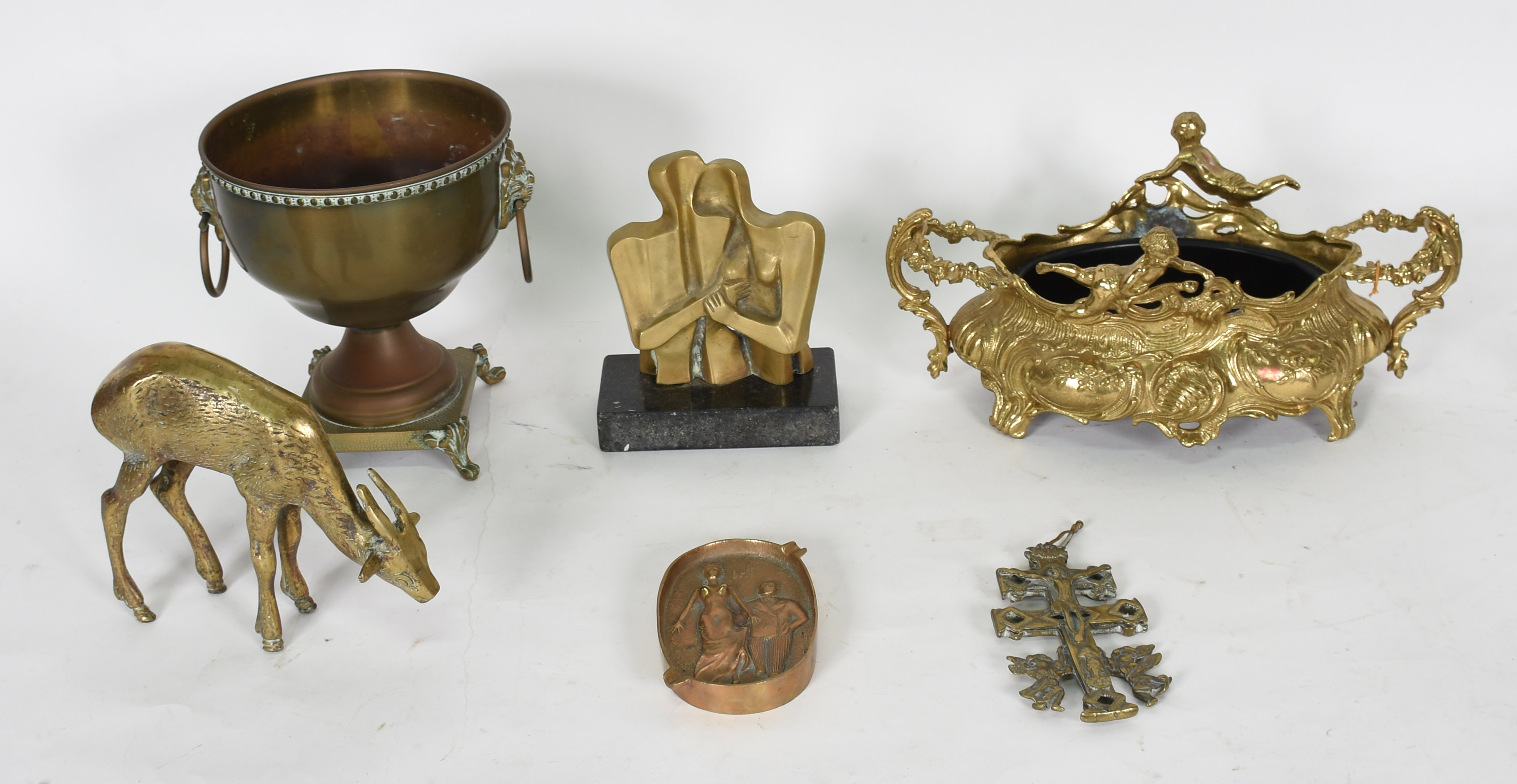 Seis peças diversas de metal dourado, sendo: Centro de mesa com alças... - foto 1 de 4