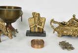 Seis peças diversas de metal dourado, sendo: Ce... - Seis peças diversas de metal dourado, sendo: Centro de mesa com alças e anjos em relevo, interior de plástico preto;  Escultura de bronze repres...