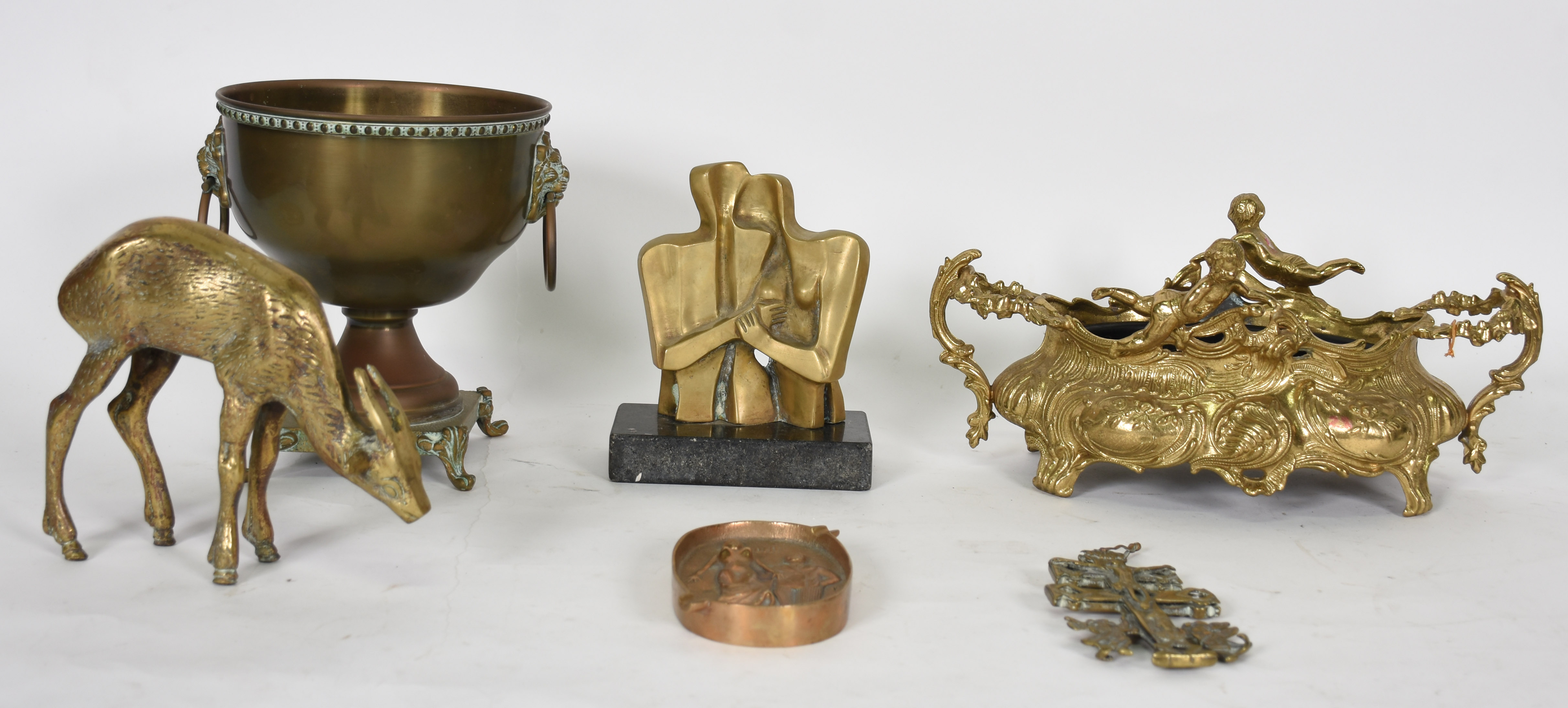 Seis peças diversas de metal dourado, sendo: Centro de mesa com alças... - foto 2 de 4