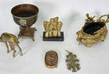 Seis peças diversas de metal dourado, sendo: Ce... - Seis peças diversas de metal dourado, sendo: Centro de mesa com alças e anjos em relevo, interior de plástico preto;  Escultura de bronze repres...