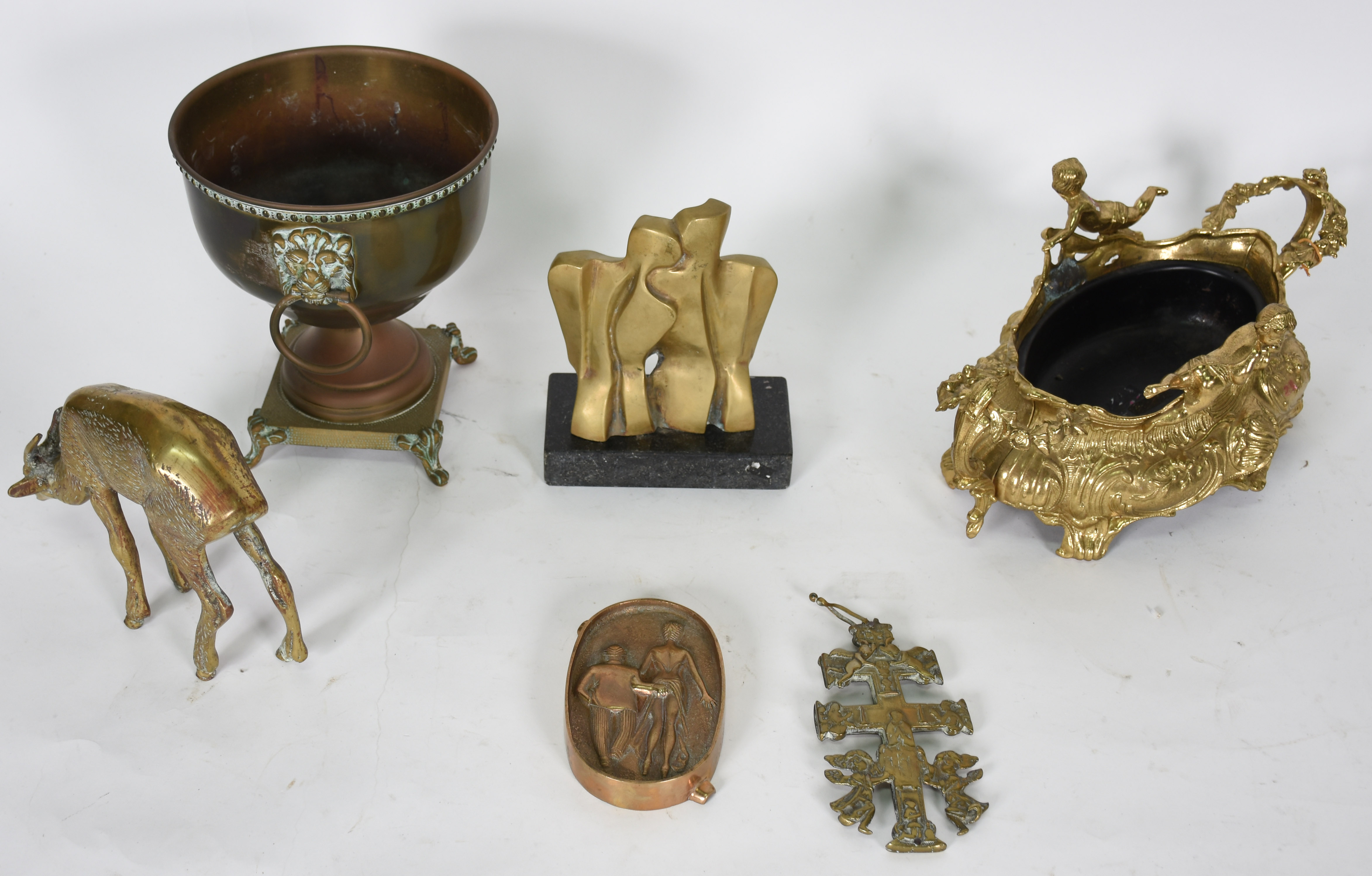 Seis peças diversas de metal dourado, sendo: Centro de mesa com alças... - foto 4 de 4