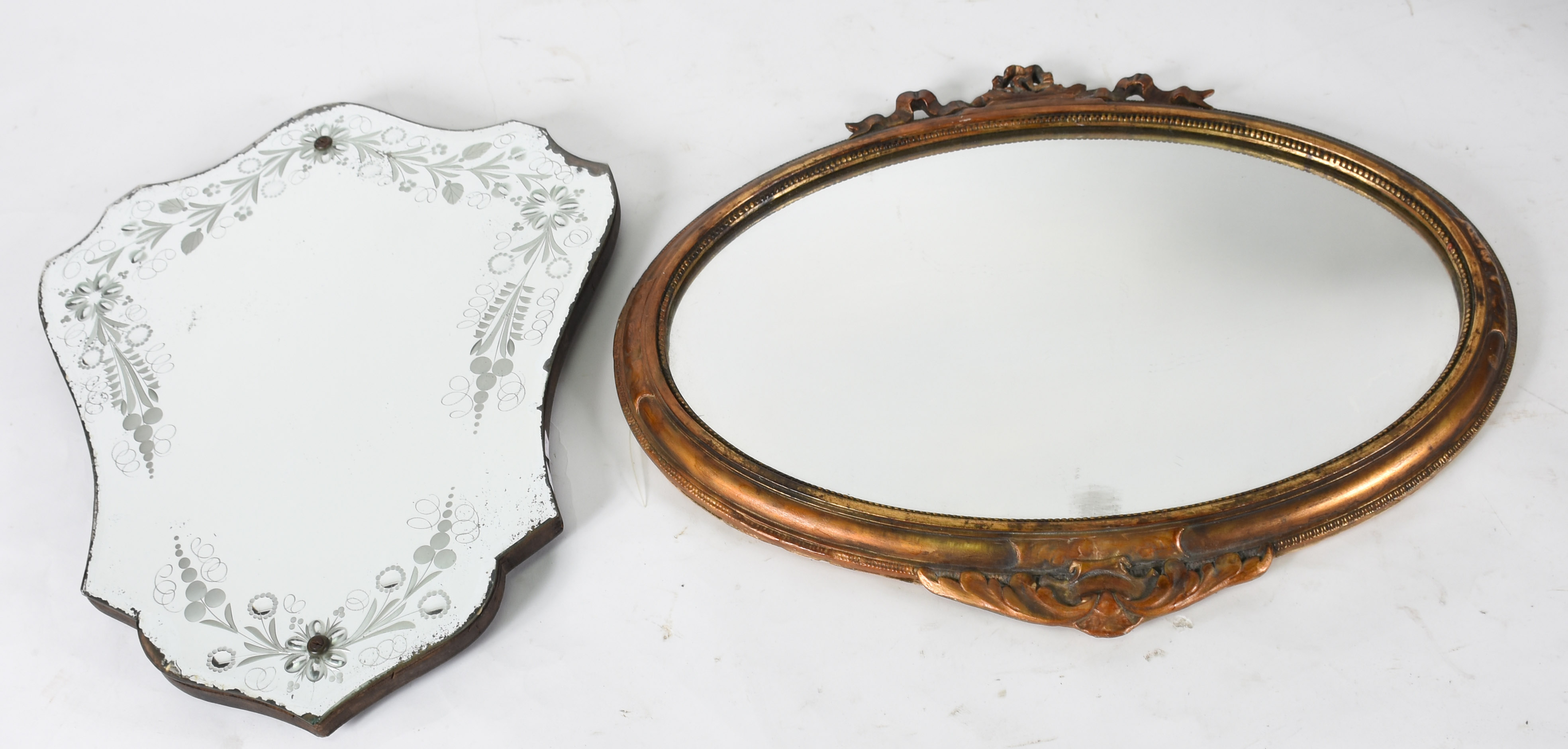 Dois espelhos , veneziano e oval com moldura dourada - foto 1 de 4