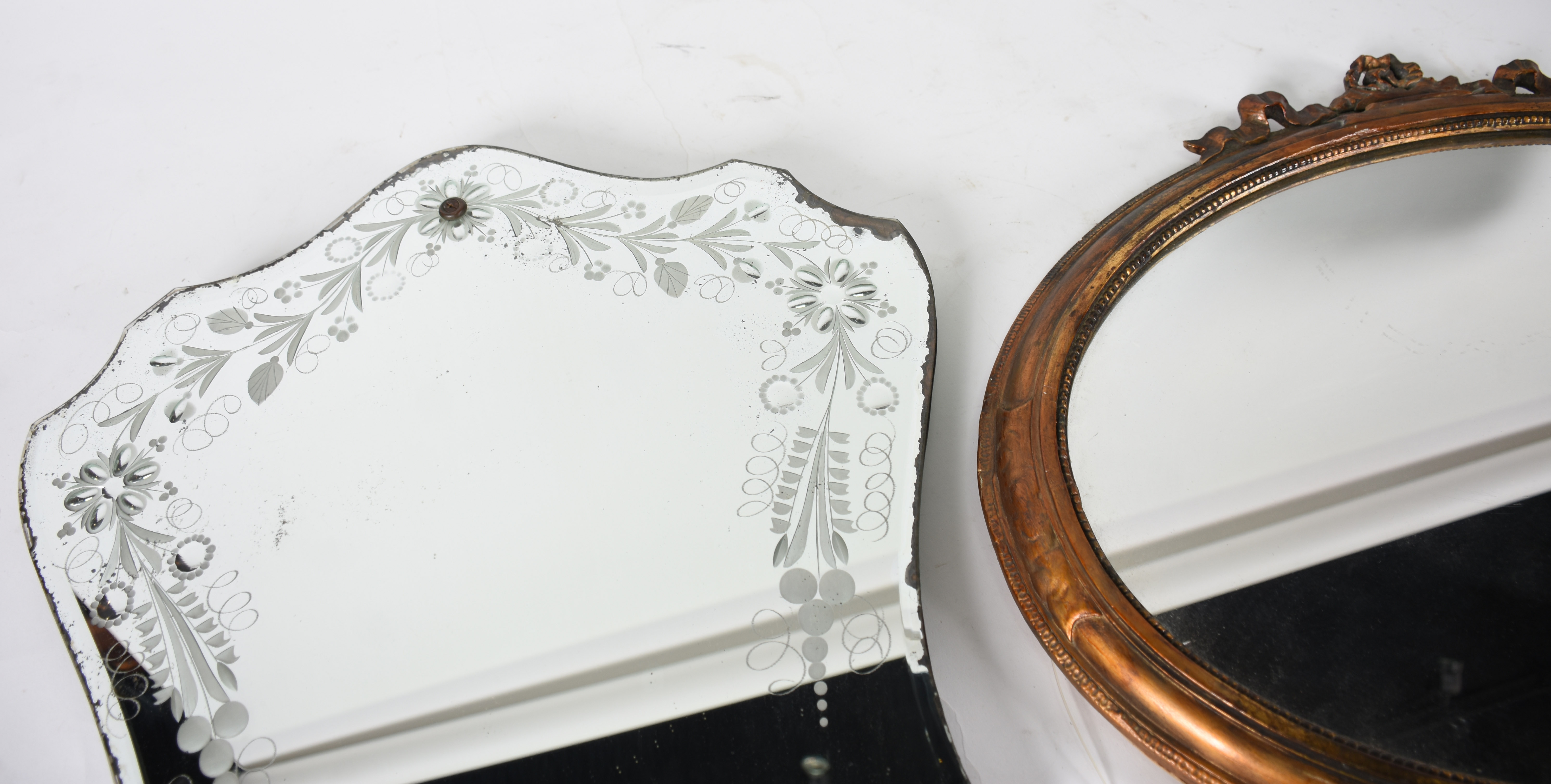Dois espelhos , veneziano e oval com moldura dourada - foto 3 de 4