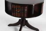 Mesa redonda giratória de madeira nobre, (book ... - Mesa redonda giratória de madeira nobre, (book table) decorada com lombadas " falsas "de  livros. Estilo ingles.