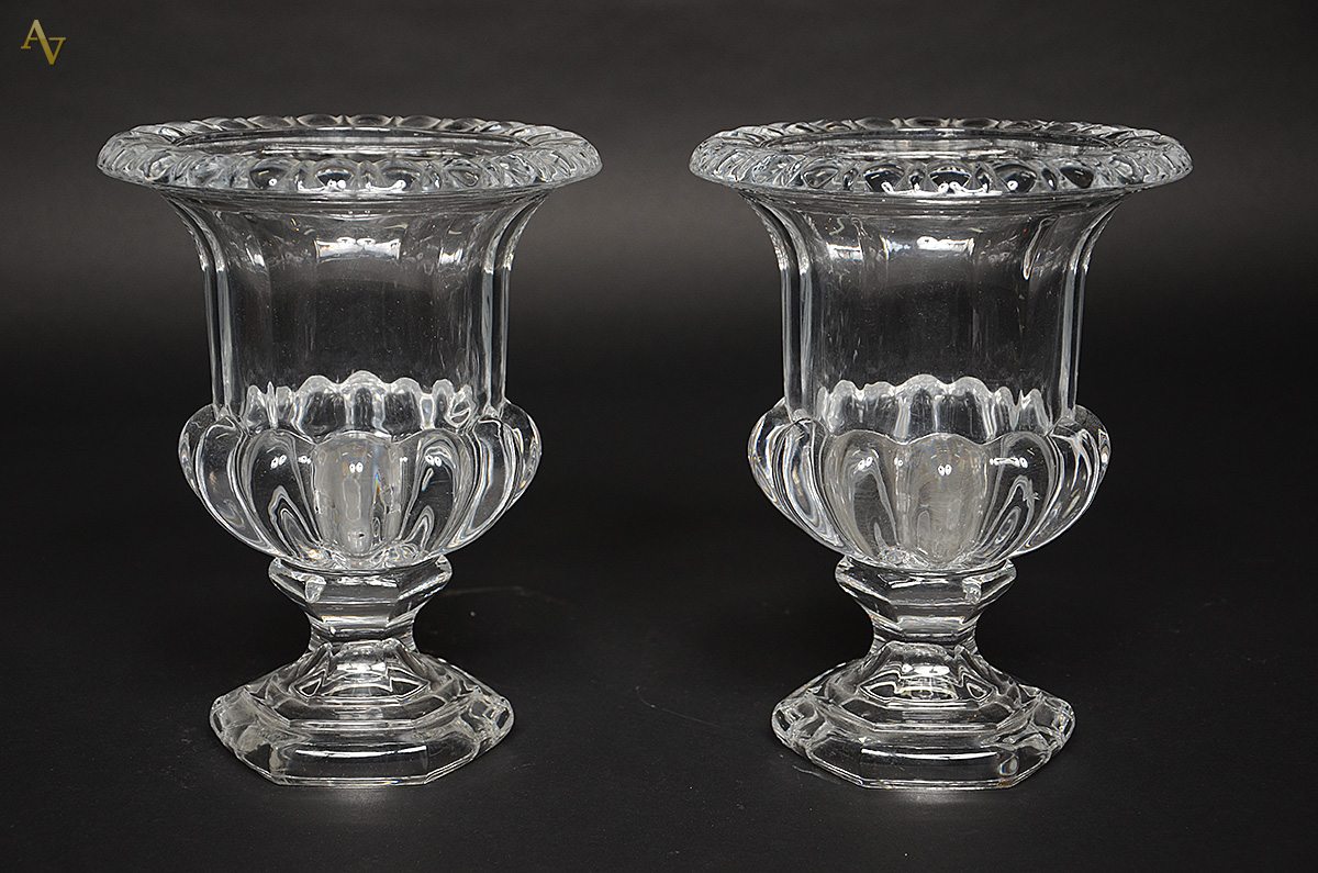 Par de vasos de cristal europeu estilo Medici. Altura 26 cm.