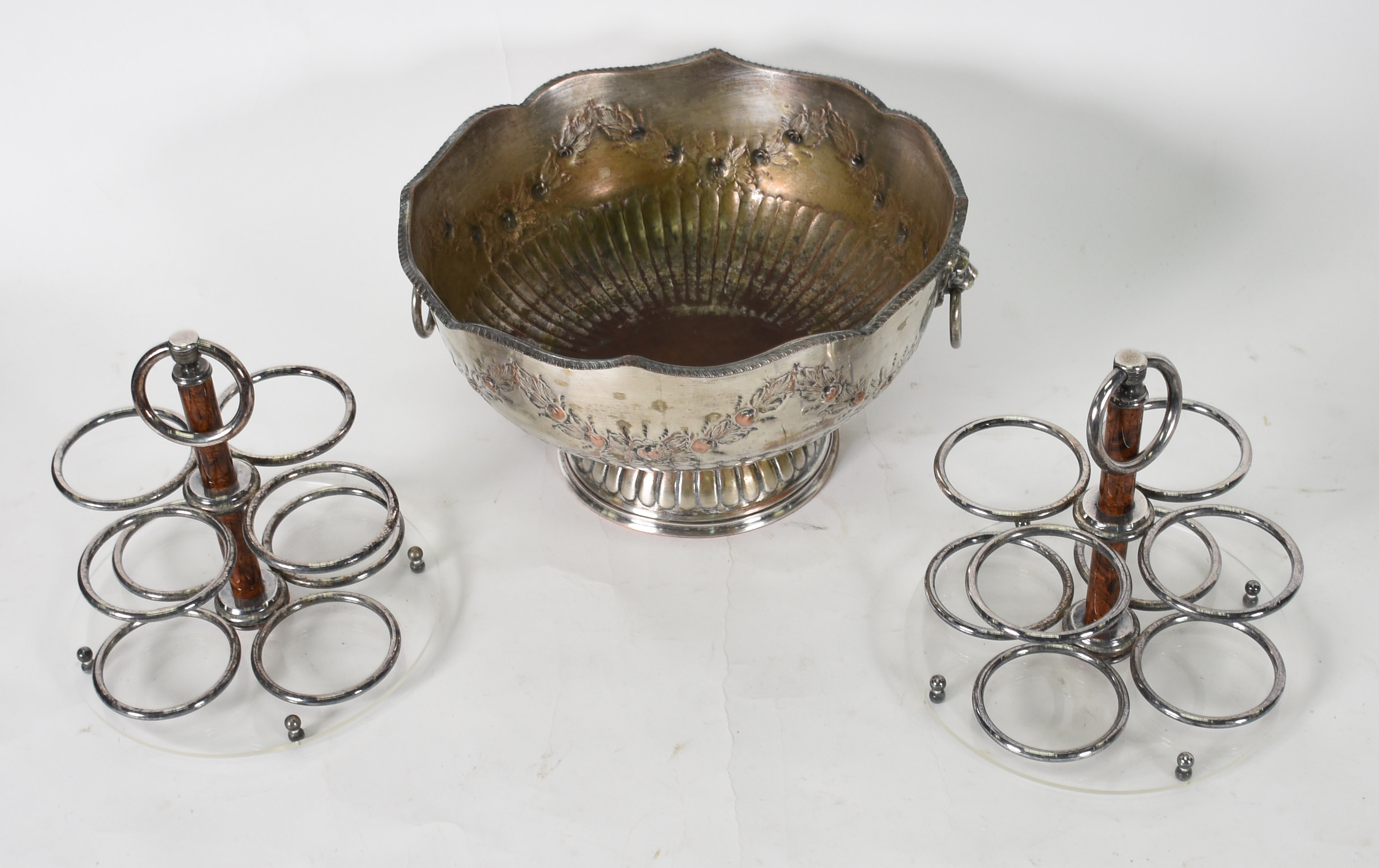Três peças em metal prateado , sendo: Grande bowl e 2 porta talheres... - foto 2 de 5