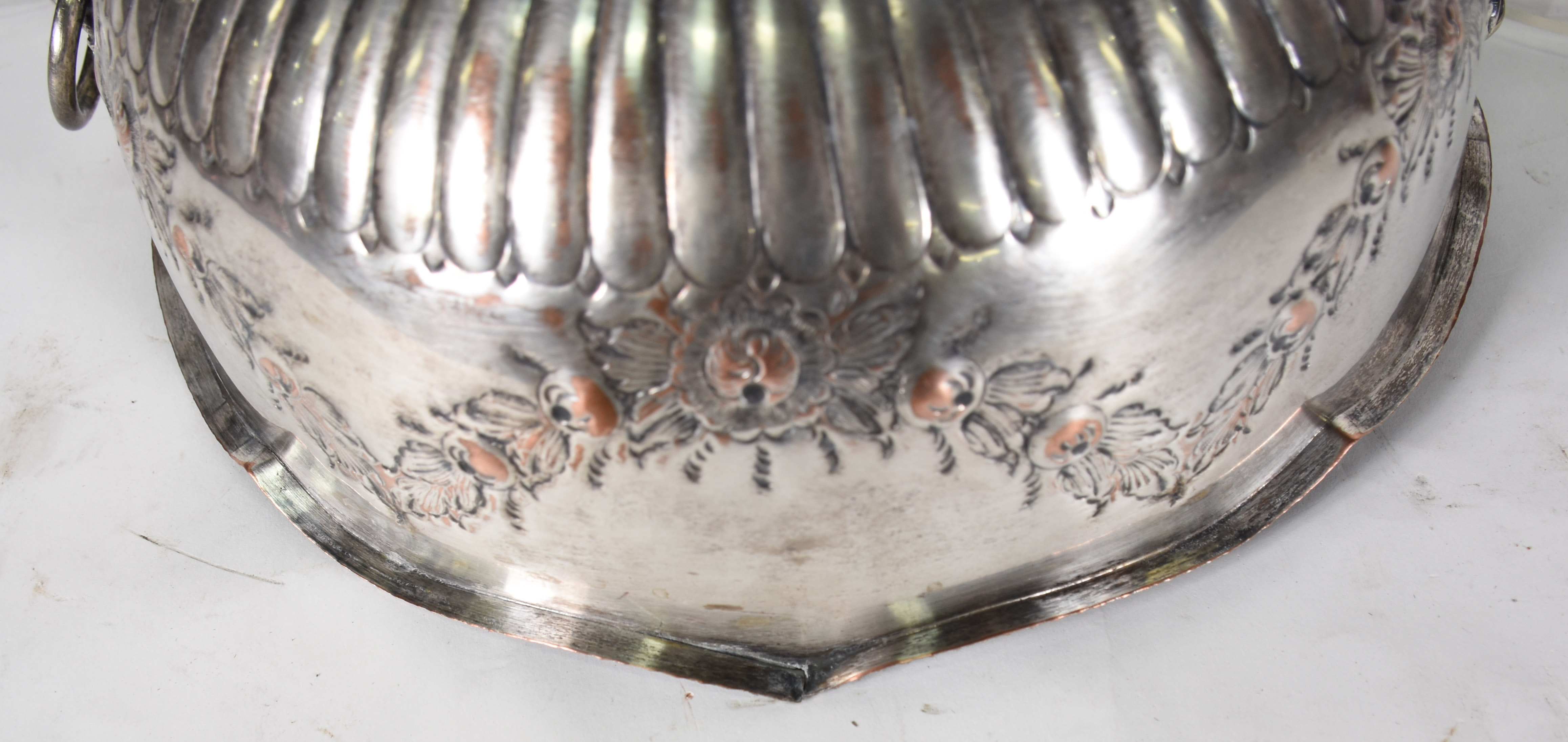 Três peças em metal prateado , sendo: Grande bowl e 2 porta talheres... - foto 3 de 5