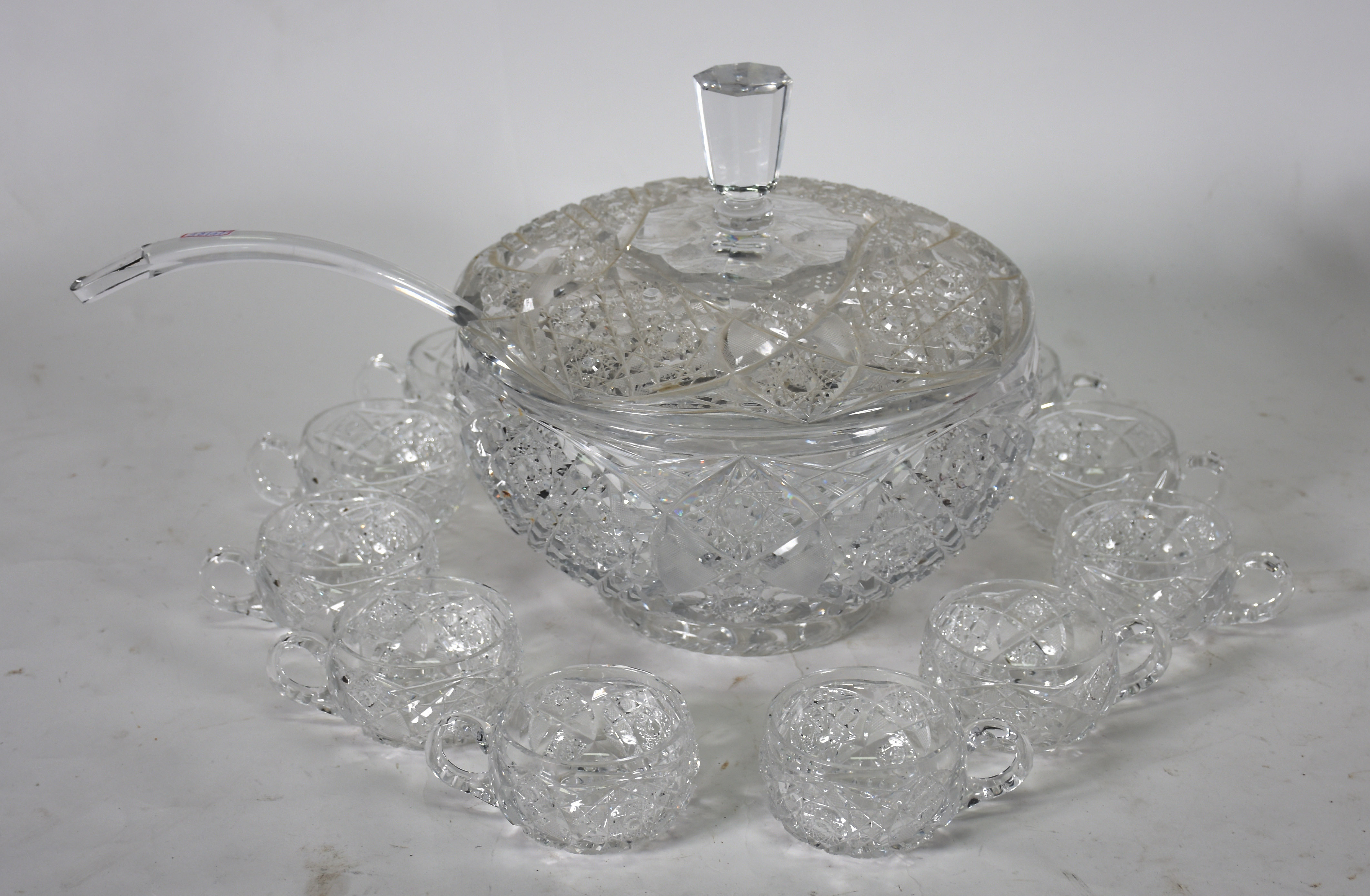 Poncheira de cristal Tcheco lapidado com concha e 10 canecas . - foto 1 de 3