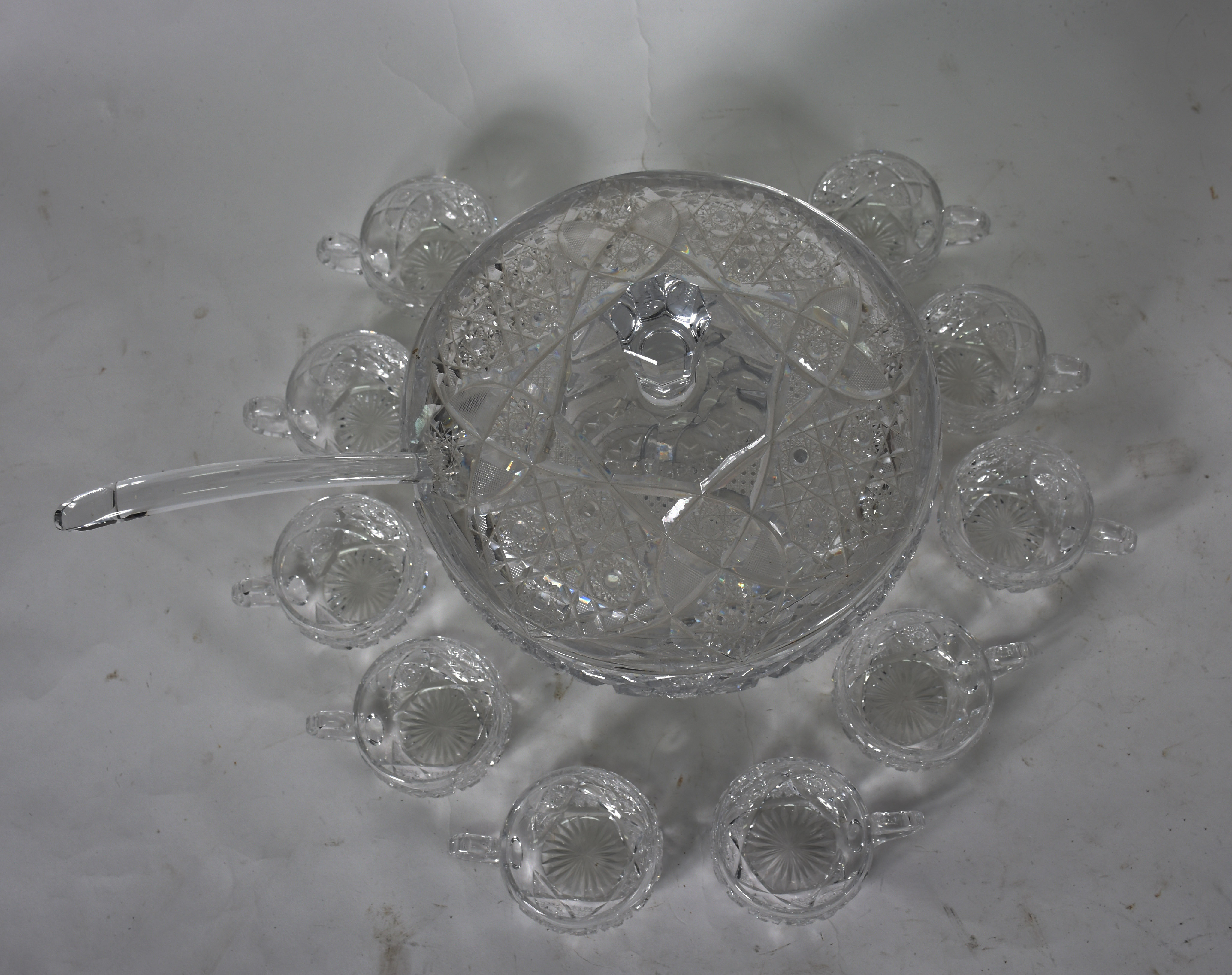 Poncheira de cristal Tcheco lapidado com concha e 10 canecas . - foto 2 de 3