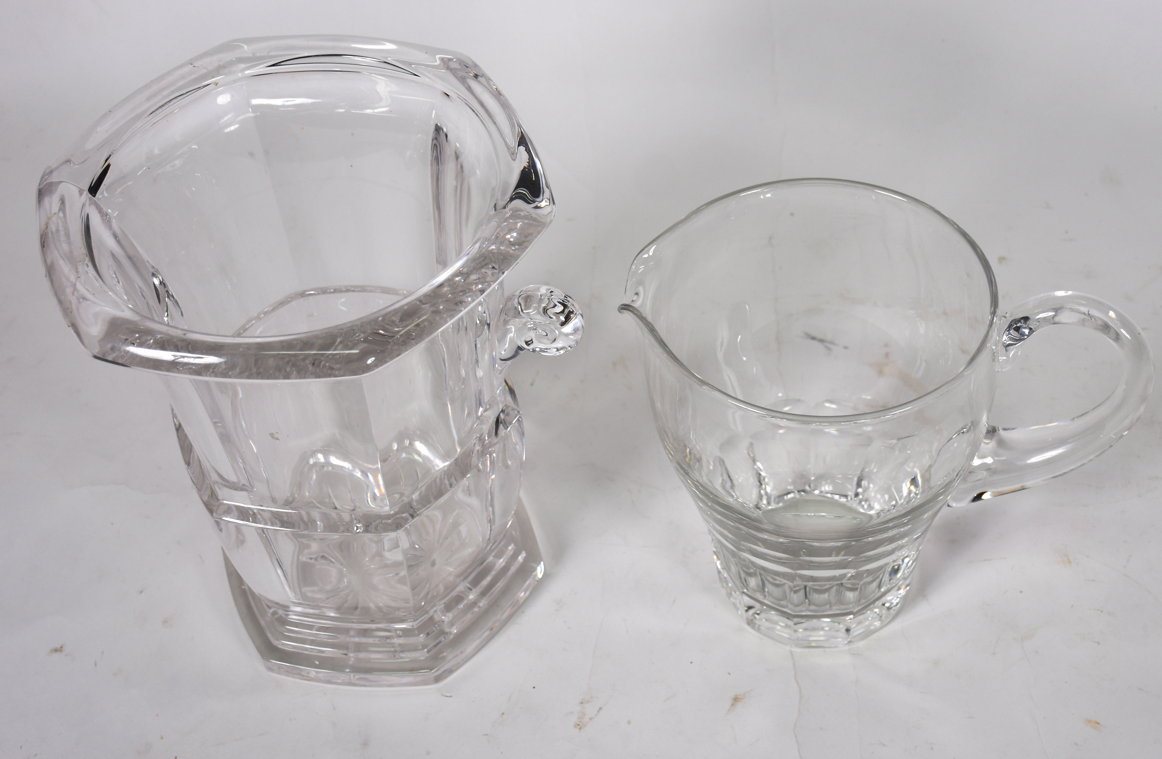 Duas peças de cristasl facetado, sendo grande wine cooler e jarra... - foto 2 de 3