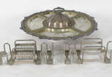 Petisqueira redonda de metal prateado e 2 porta... - Petisqueira redonda de metal prateado e 2 porta talheres ( metal com desgaste )