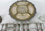 Petisqueira redonda de metal prateado e 2 porta... - Petisqueira redonda de metal prateado e 2 porta talheres ( metal com desgaste )