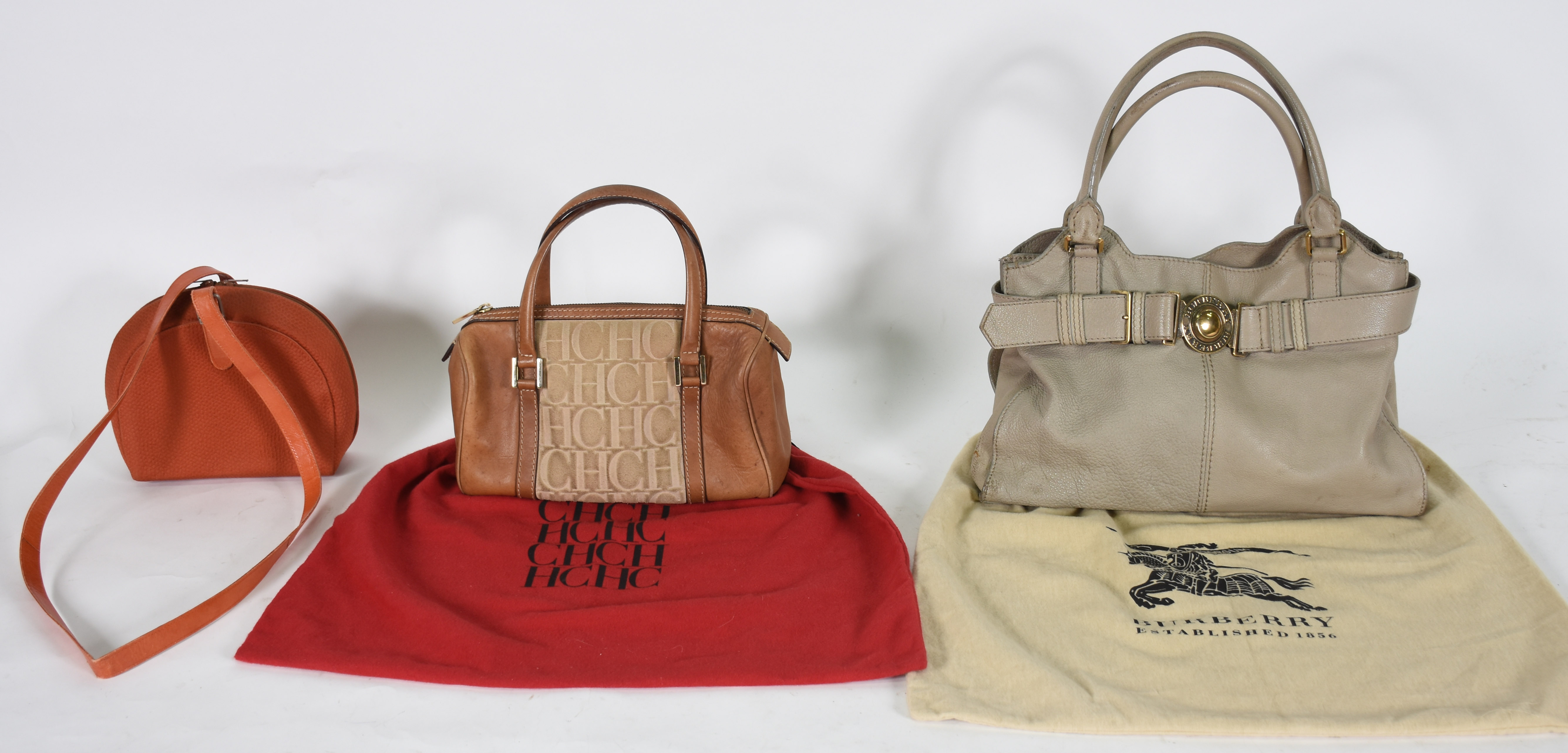 Três bolsas , das marcas: Carolina Herrera ; Burberry; e Charles... - foto 1 de 6