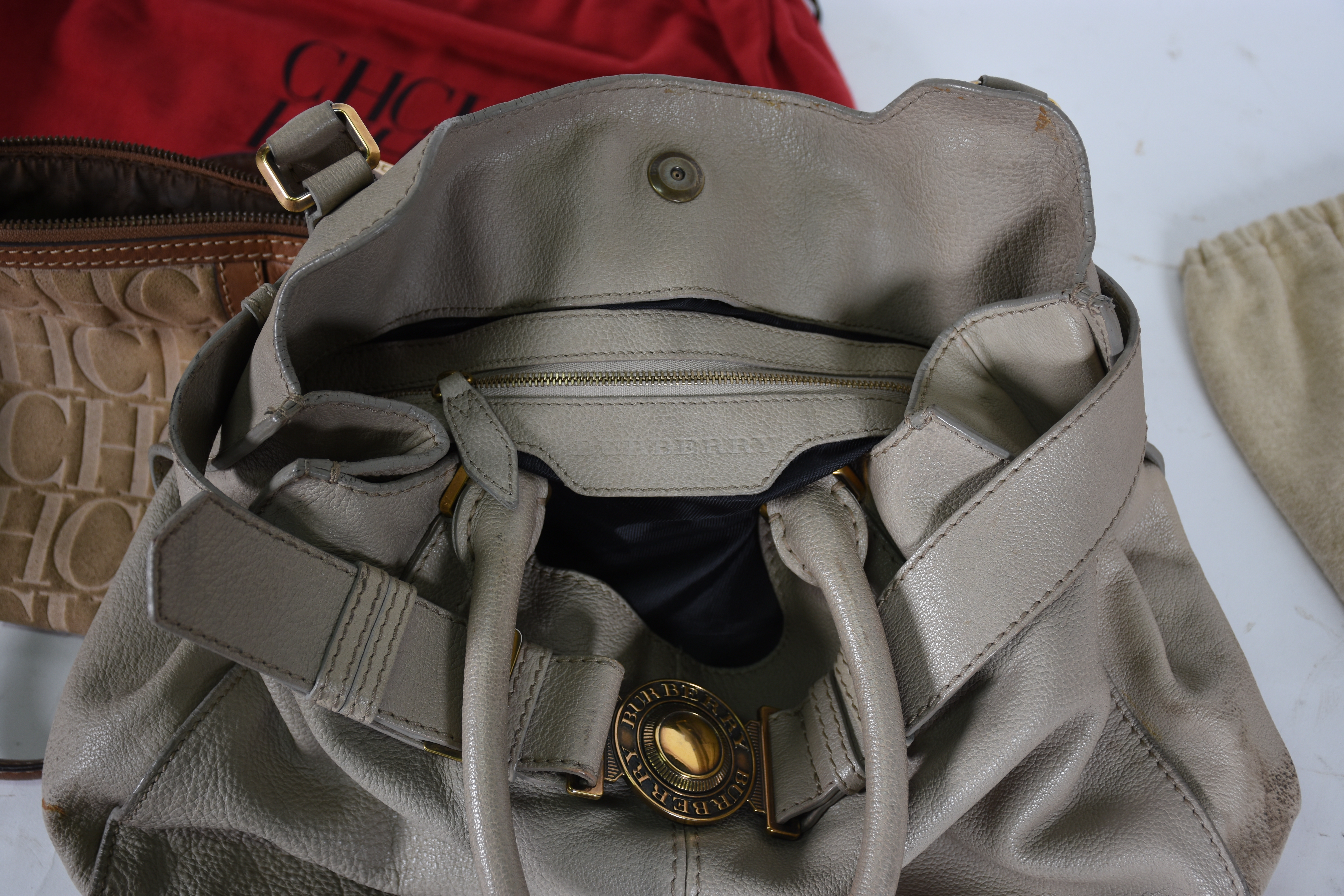 Três bolsas , das marcas: Carolina Herrera ; Burberry; e Charles... - foto 2 de 6