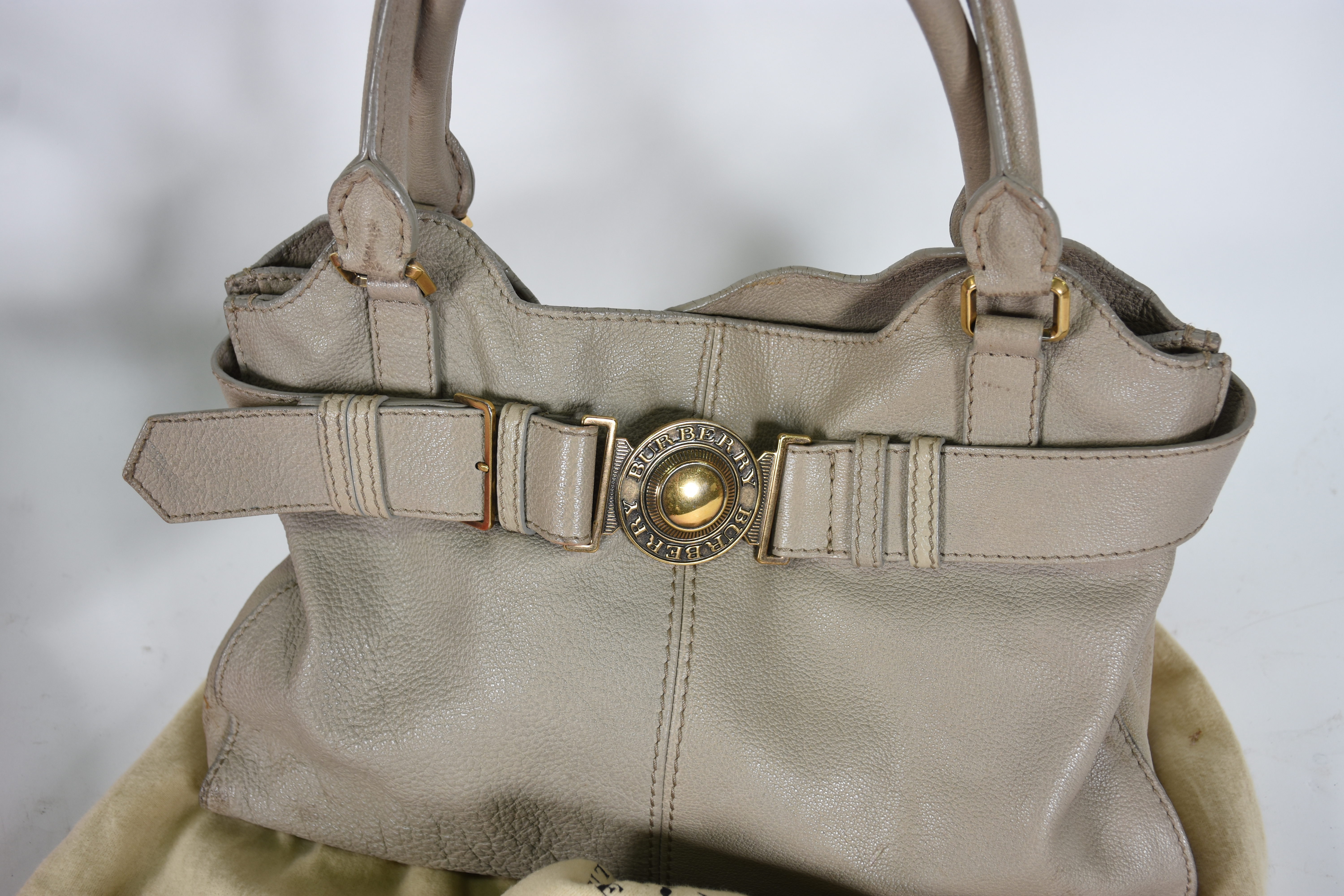 Três bolsas , das marcas: Carolina Herrera ; Burberry; e Charles... - foto 3 de 6