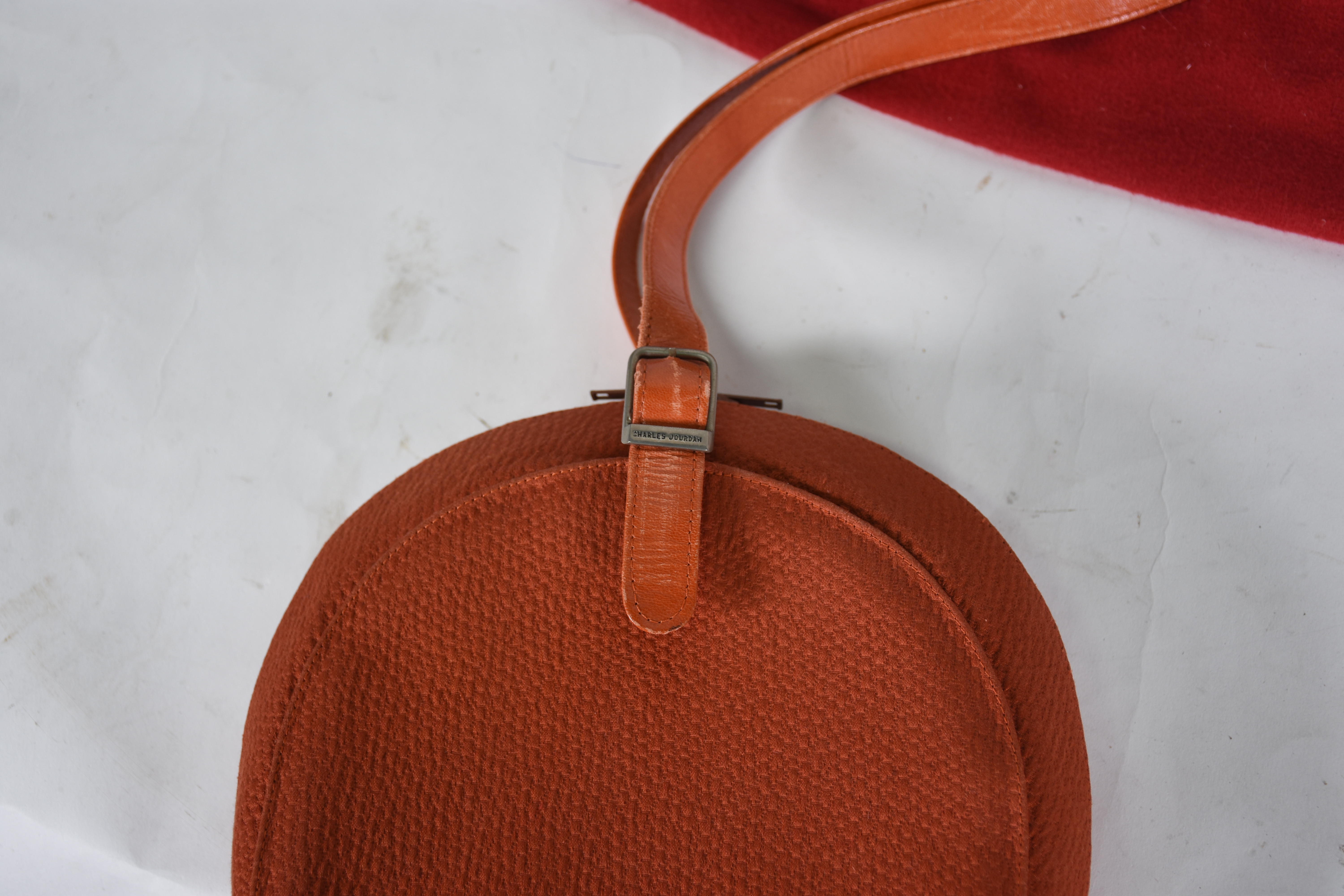 Três bolsas , das marcas: Carolina Herrera ; Burberry; e Charles... - foto 4 de 6