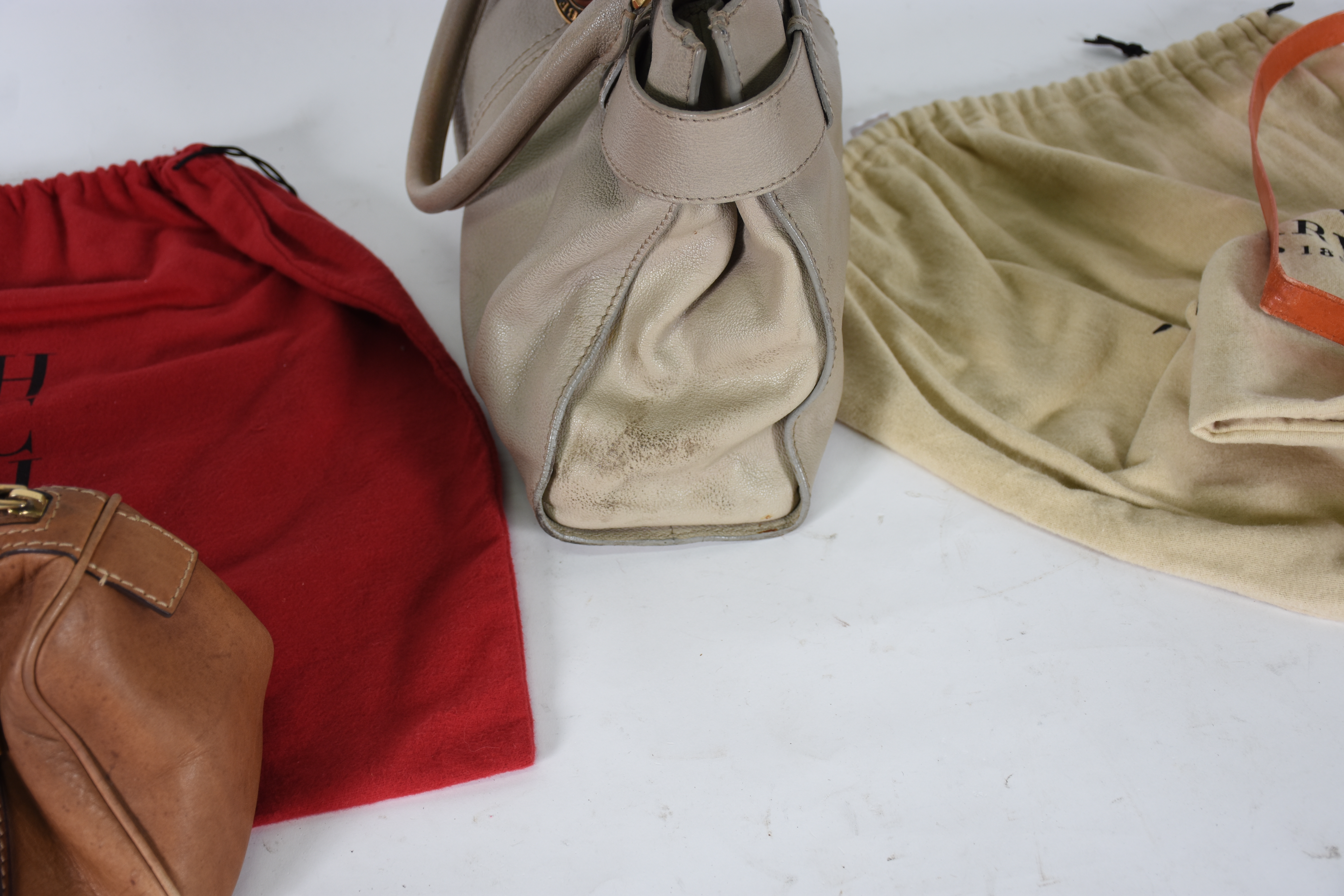 Três bolsas , das marcas: Carolina Herrera ; Burberry; e Charles... - foto 5 de 6