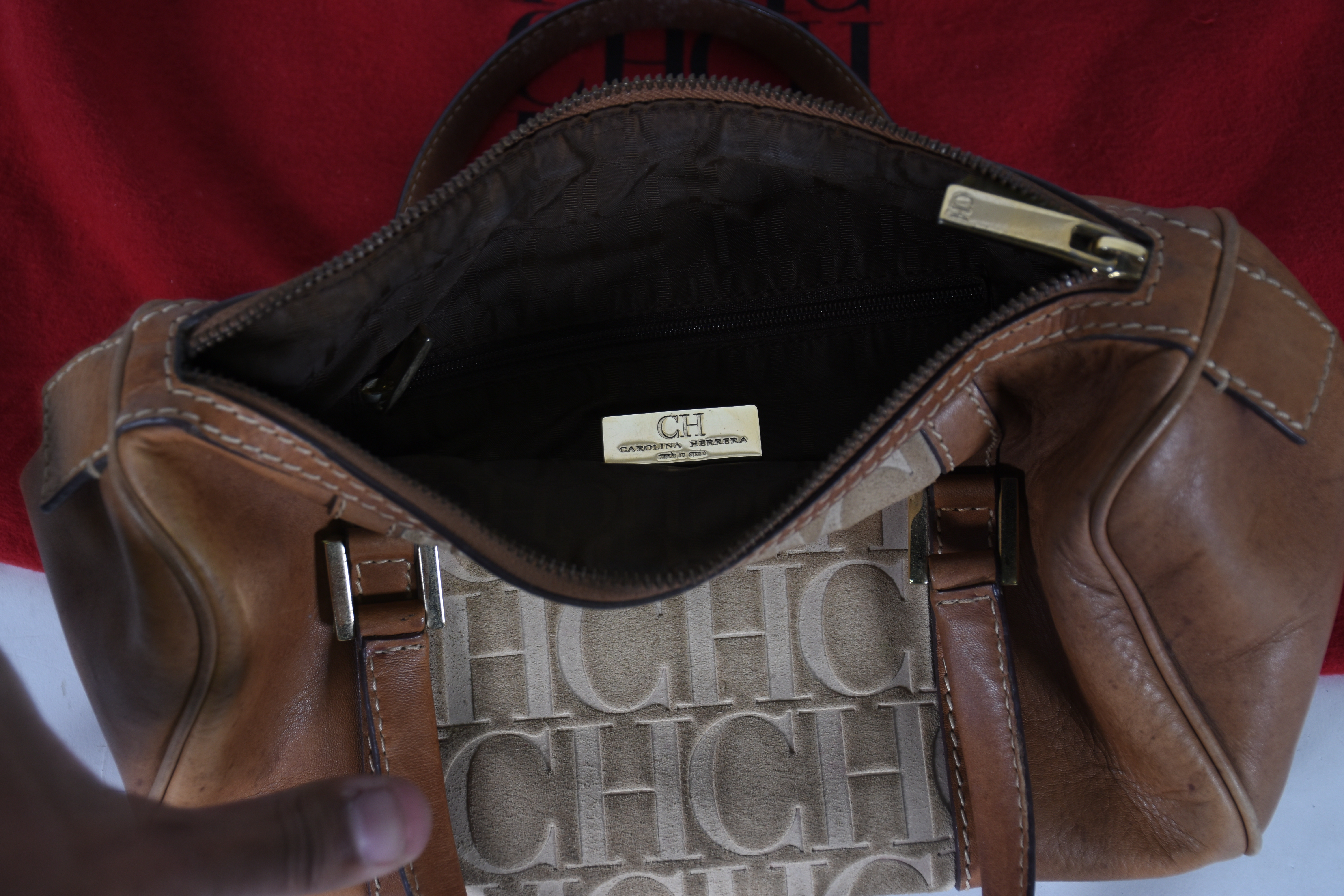 Três bolsas , das marcas: Carolina Herrera ; Burberry; e Charles... - foto 6 de 6