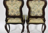 Par de cadeiras  de madeira nobre, encimadas po... - Par de cadeiras  de madeira nobre, encimadas por entalhes florais,  estofamento forrado com tecido floral .