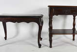 Duas mesas de madeira nobre, sendo uma de centr... - Duas mesas de madeira nobre, sendo uma de centro estilo Chipendale com saia recortada, e outra de cabeceira com uma gaveta e pernas torneadas.( ...