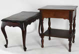 Duas mesas de madeira nobre, sendo uma de centr... - Duas mesas de madeira nobre, sendo uma de centro estilo Chipendale com saia recortada, e outra de cabeceira com uma gaveta e pernas torneadas.( ...
