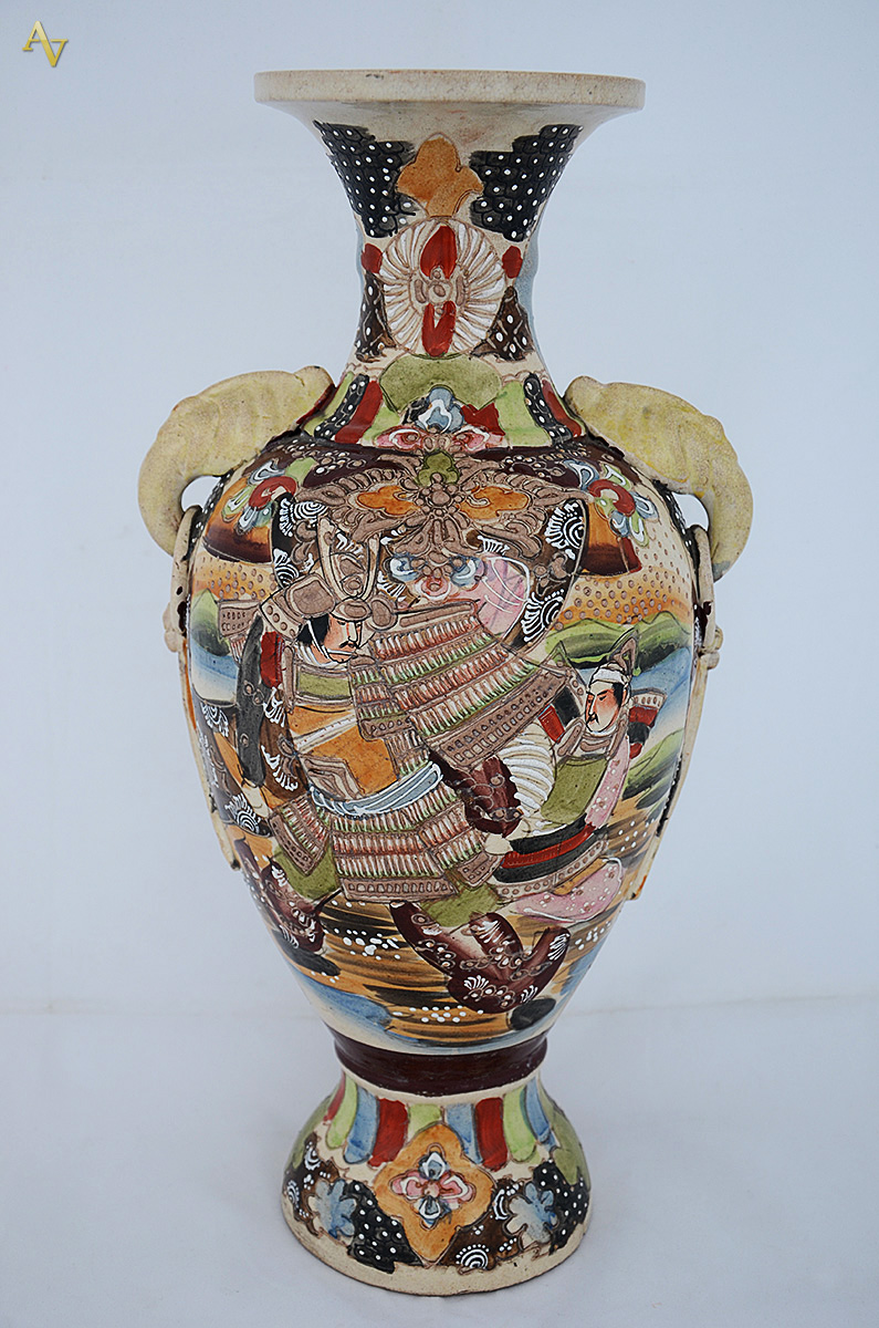 Vaso de faiança Satzuma policromada. Altura 42,5 cm. - foto 1 de 2