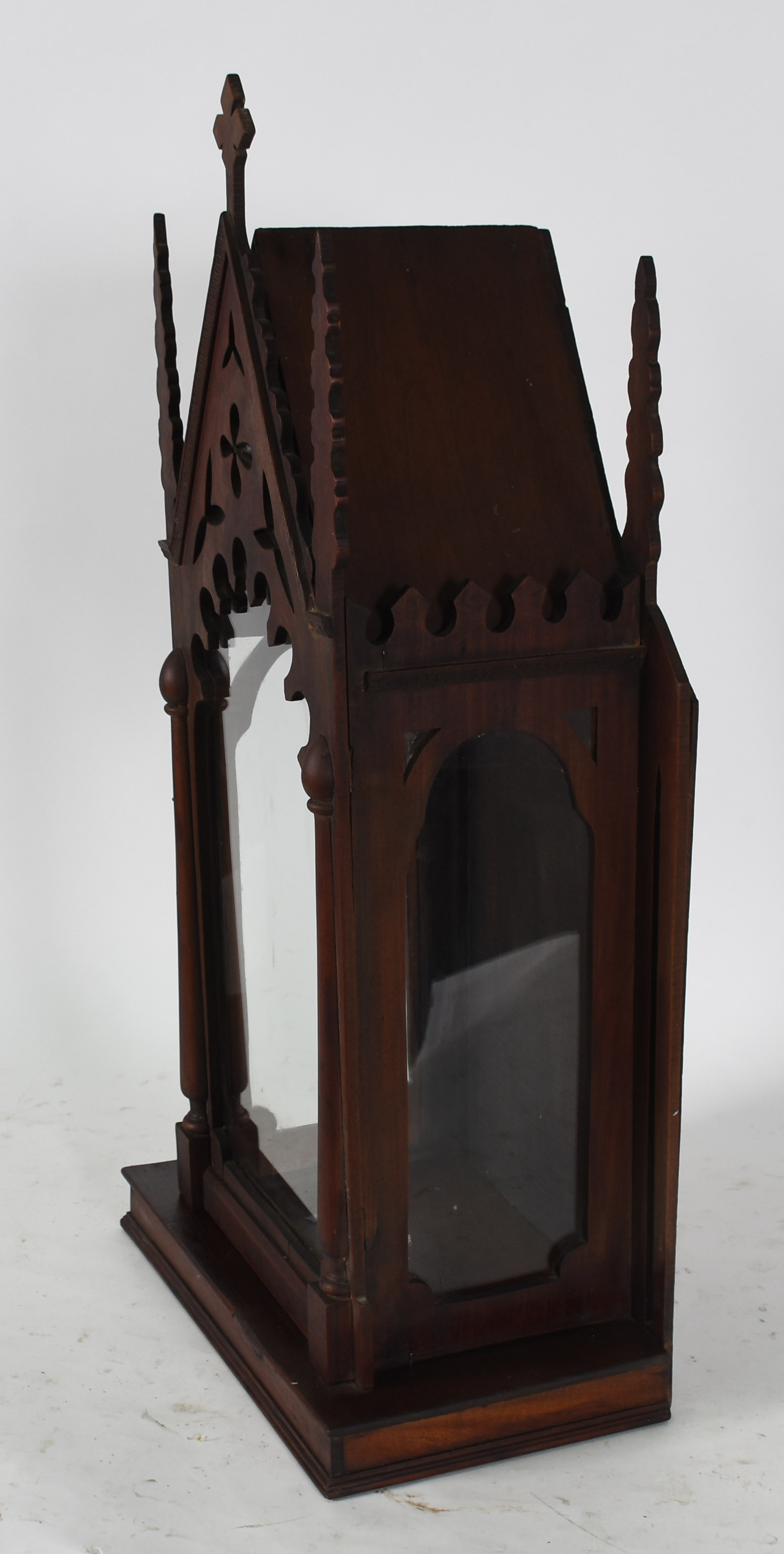 Oratório de madeira nobre, estilo neo gotico, porta de vidro. - foto 3 de 4