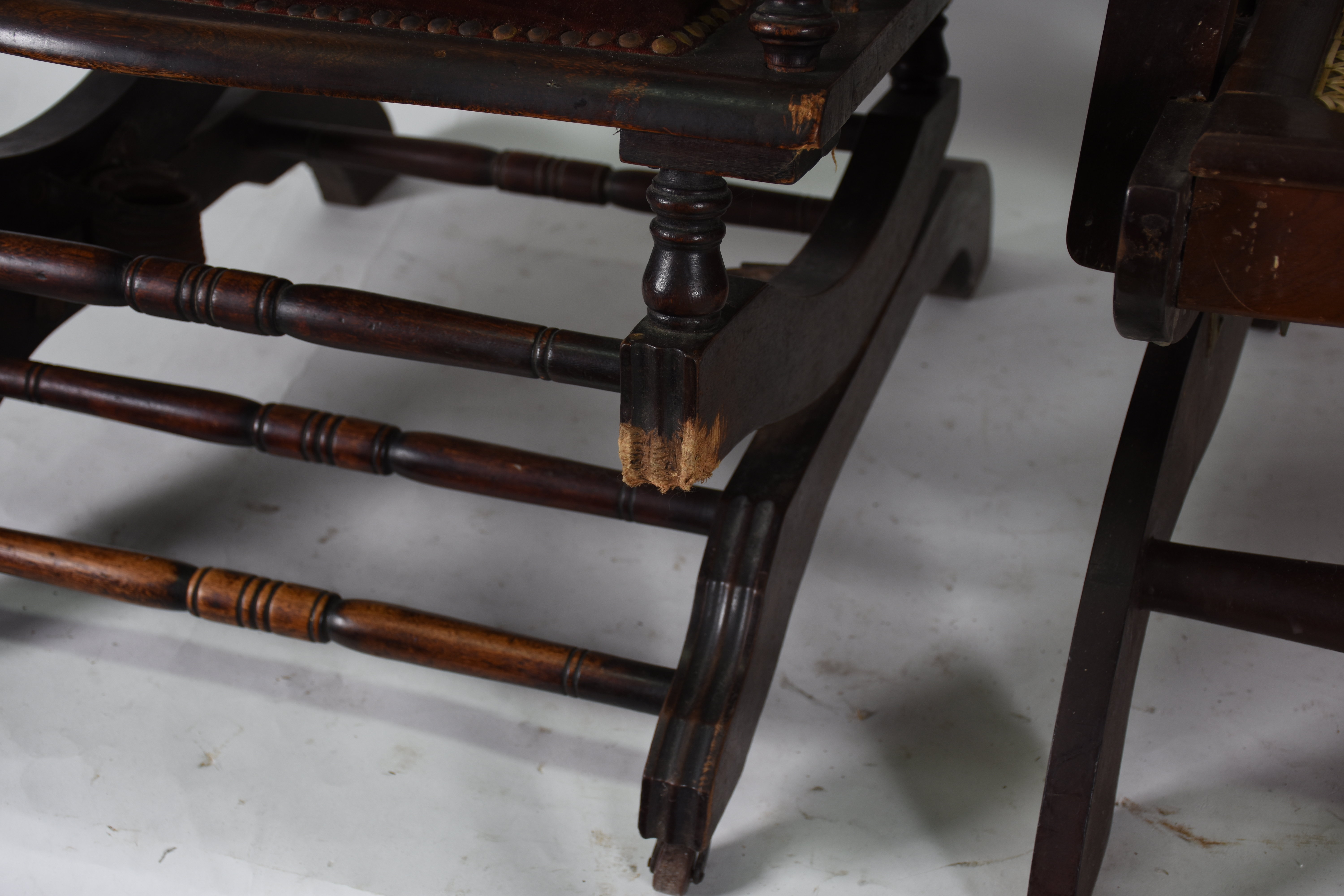 Duas cadeiras de balanço de madeira nobre, detalhes torneados, uma... - foto 4 de 4