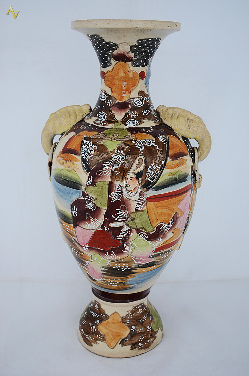 Vaso de faiança Satzuma policromada. Altura 42,5 cm. - foto 2 de 2