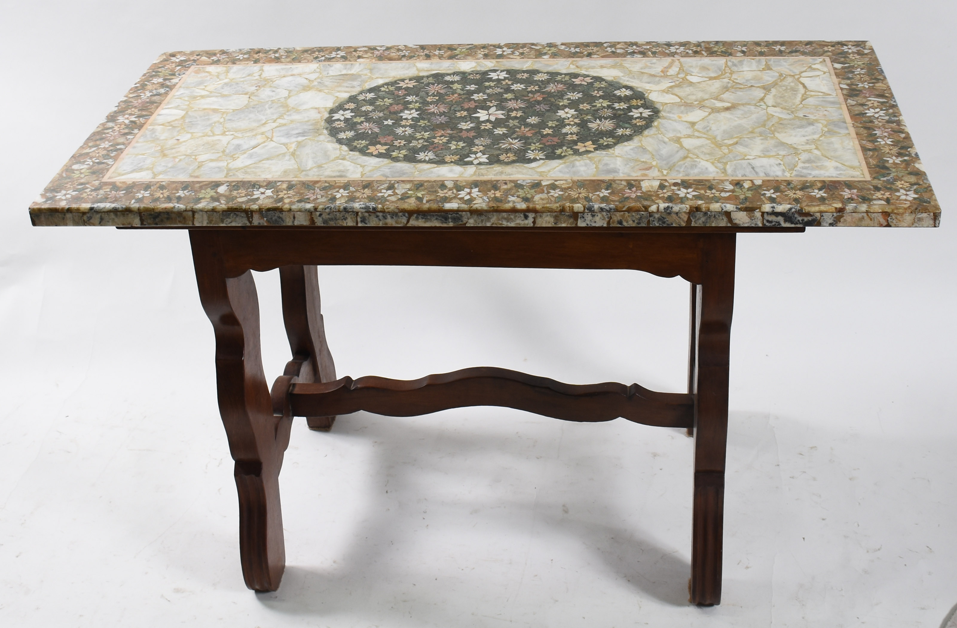 Mesa com pés de madeira nobre e tampo de mosaico de pedras coloridas. - foto 1 de 3