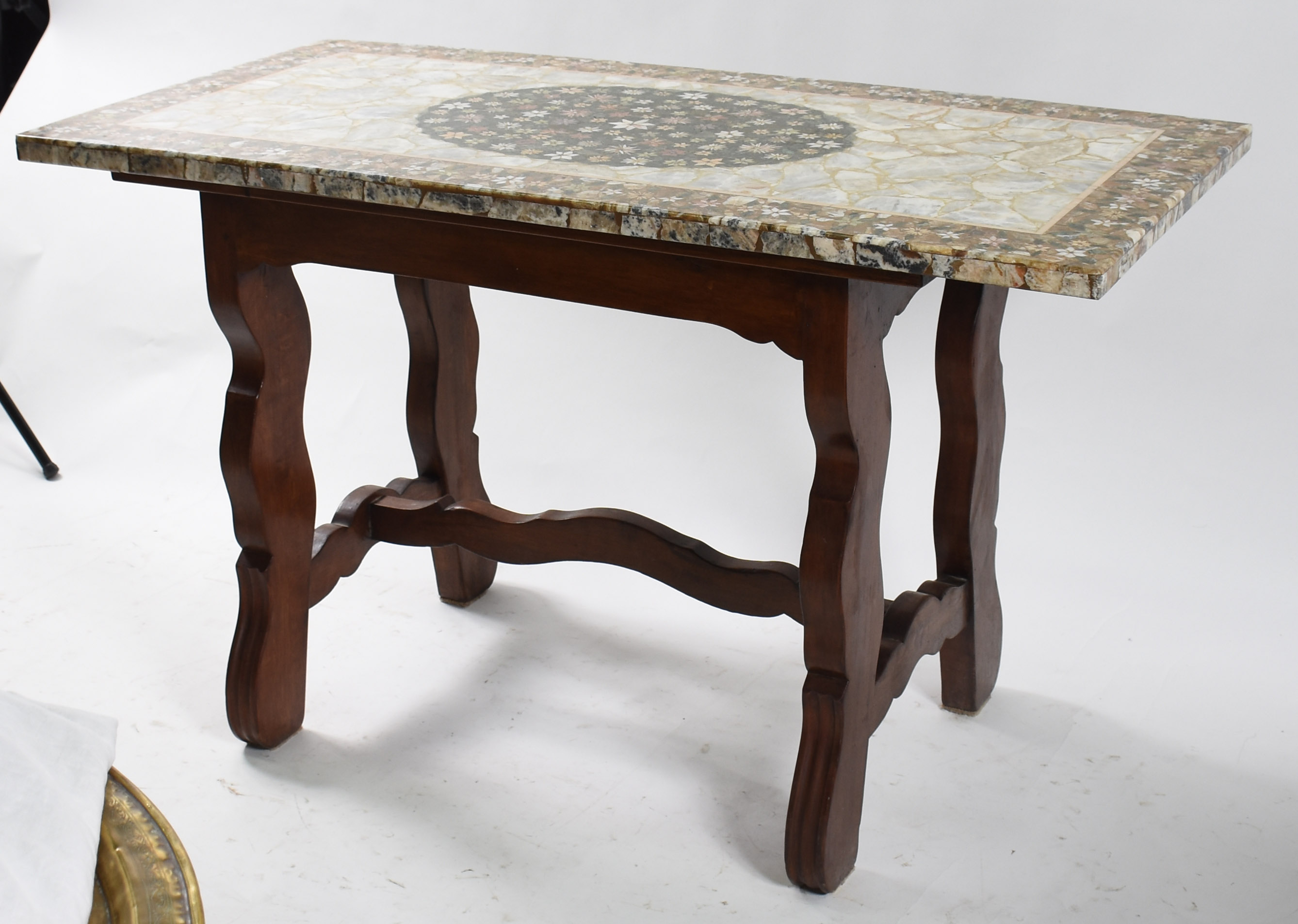 Mesa com pés de madeira nobre e tampo de mosaico de pedras coloridas. - foto 3 de 3