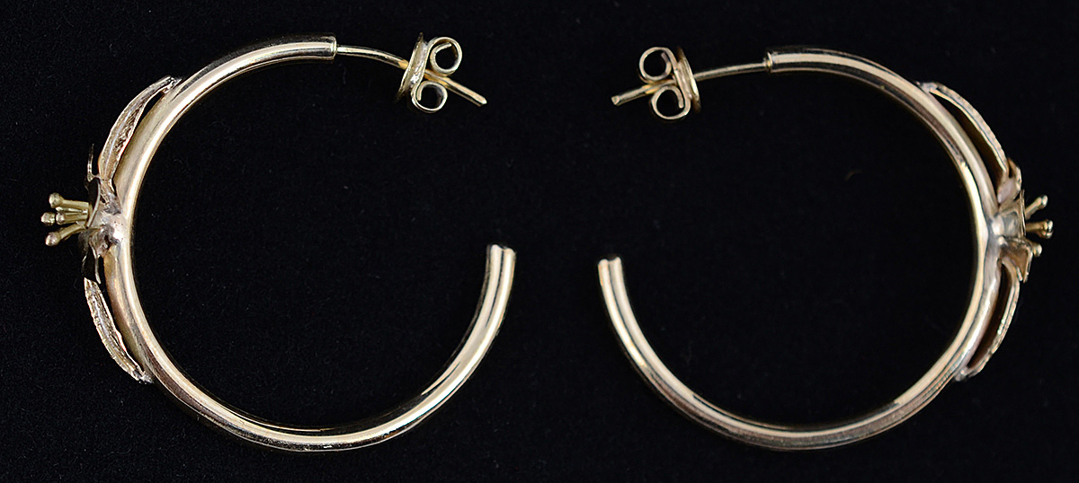 Par de argolas de ouro 18 k com detalhes com flores. Peso total 8,5 g... - foto 1 de 2