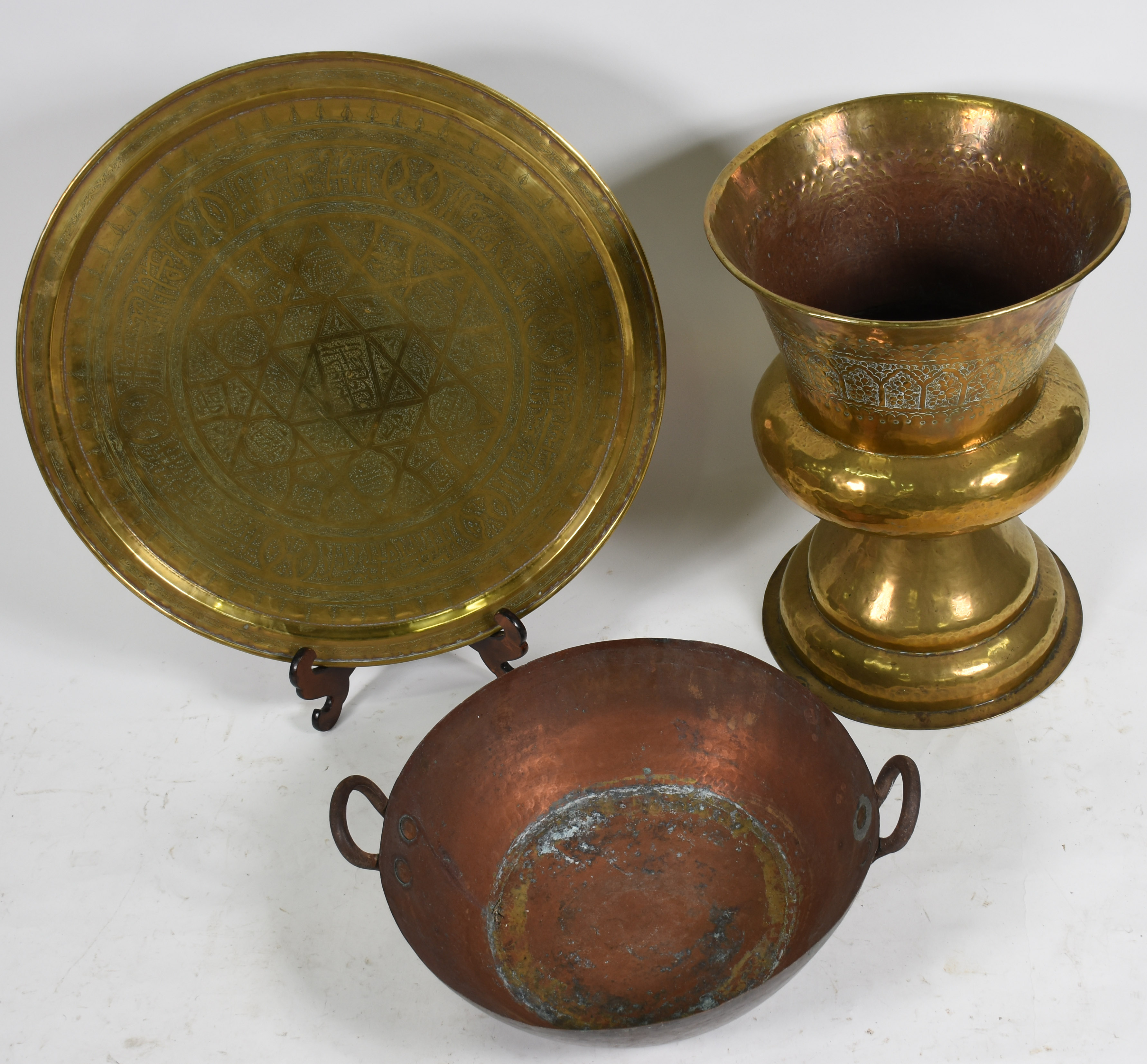 Três peças de metal , sendo tacho de cobre; e, cachepot e medalhão de... - foto 1 de 3