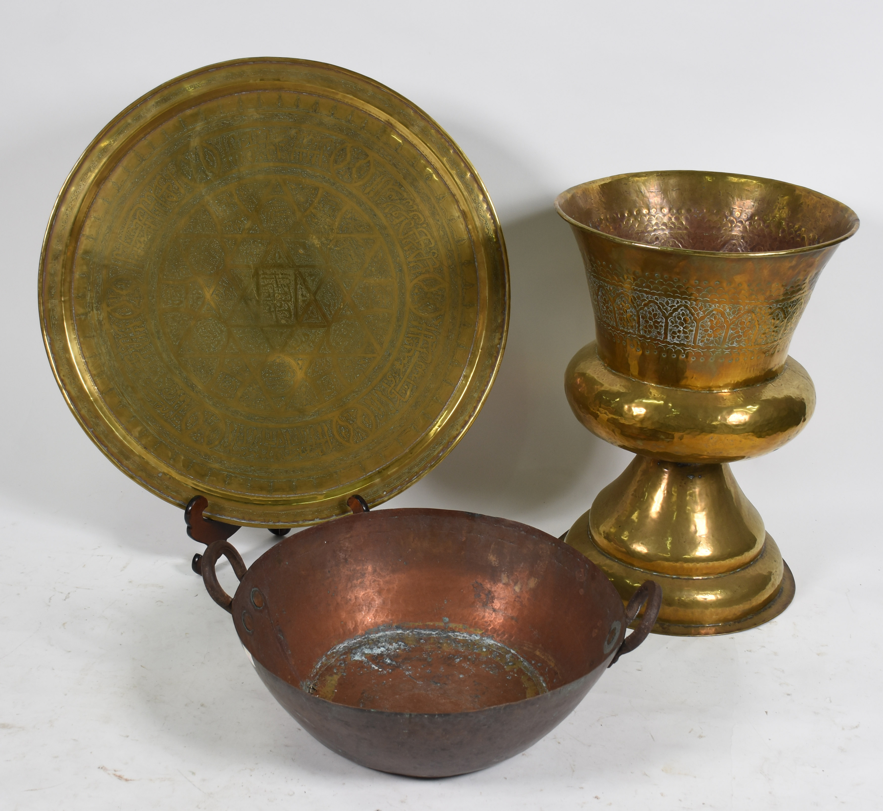 Três peças de metal , sendo tacho de cobre; e, cachepot e medalhão de... - foto 2 de 3