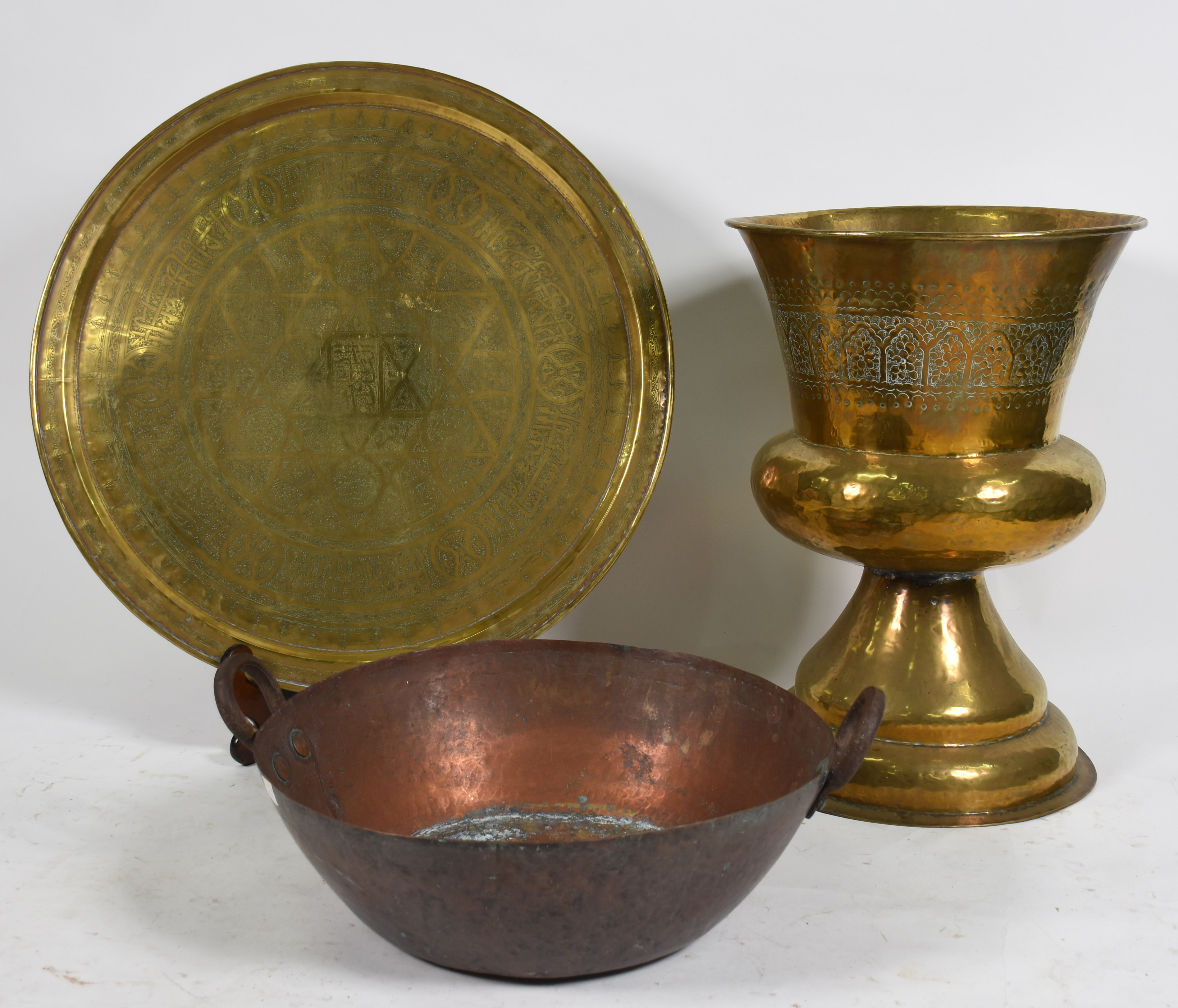 Três peças de metal , sendo tacho de cobre; e, cachepot e medalhão de... - foto 3 de 3