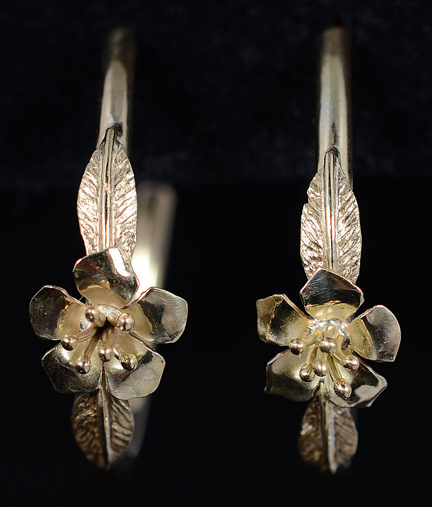 Par de argolas de ouro 18 k com detalhes com flores. Peso total 8,5 g... - foto 2 de 2