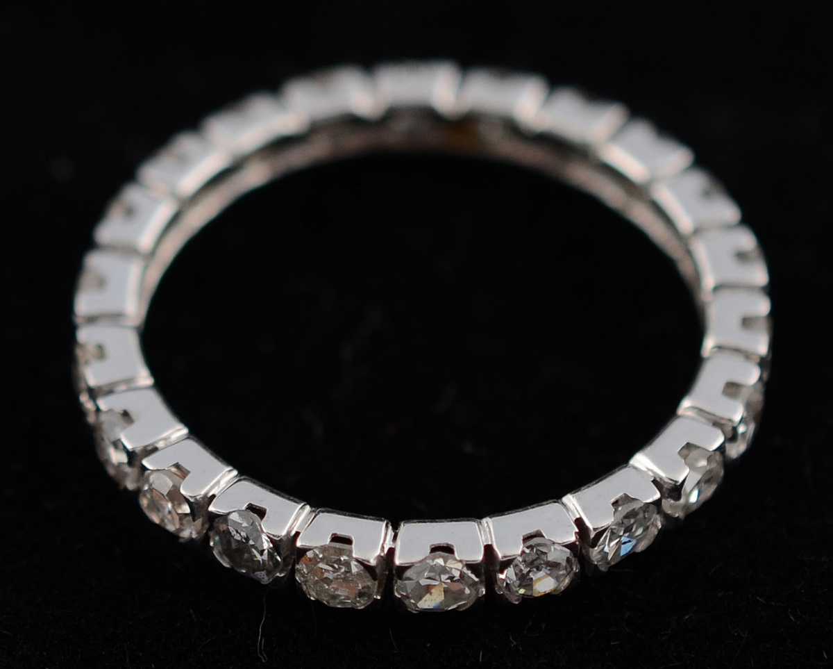 Aliança completa de ouro branco com aproximadamente 1.20 ct de...