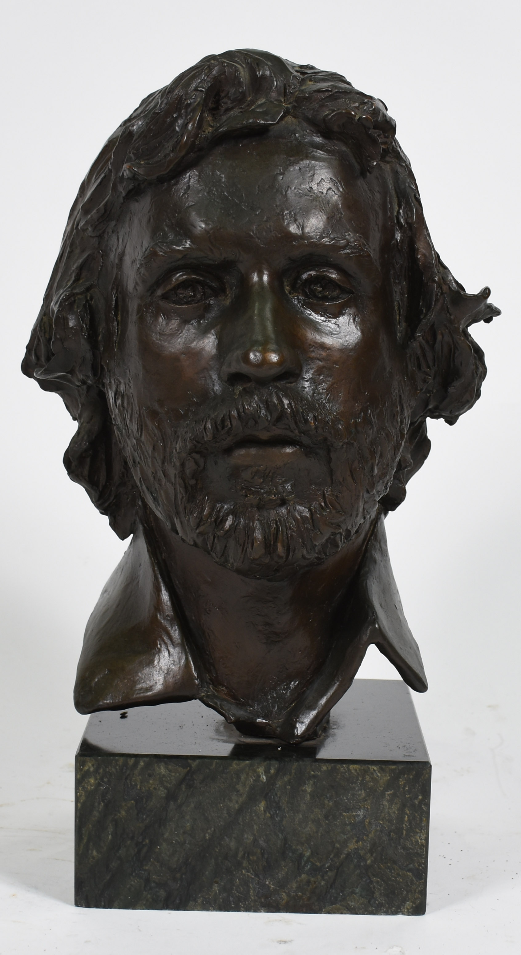 Busto masculino de bronze , assinado C.M. 1978. - foto 1 de 4
